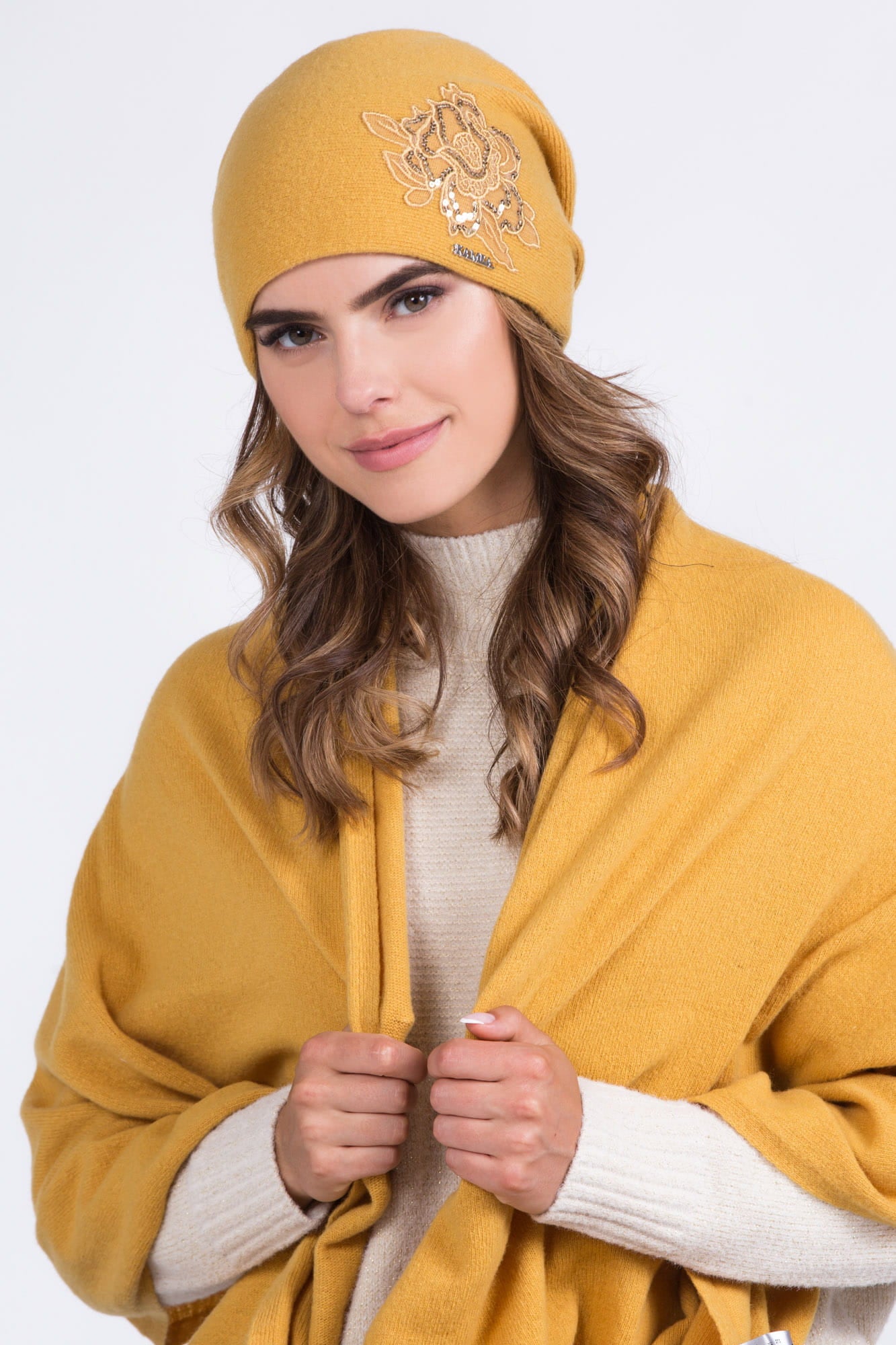 Detal czapki LAJLA z haftowaną aplikacją i cekinami, prezentujący wysoką jakość wykonania i stylowy design | KAMEA | Spironik.pl