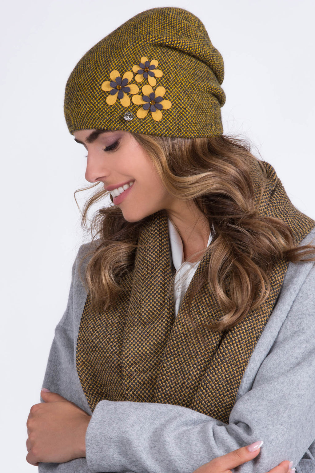 Detal czapki LUSI z aplikacjami kwiatowymi i perełkami, w uniwersalnym rozmiarze 54-60, dostępna w różnych kolorach | KAMEA | Spironik.pl