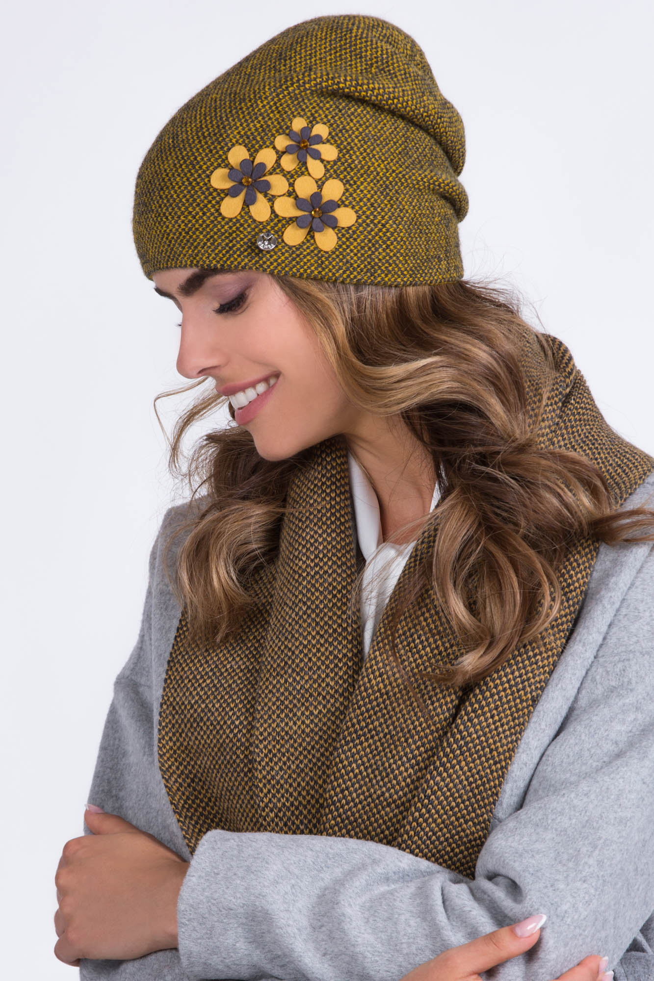 Detal czapki LUSI z aplikacjami kwiatowymi i perełkami, w uniwersalnym rozmiarze 54-60, dostępna w różnych kolorach | KAMEA | Spironik.pl