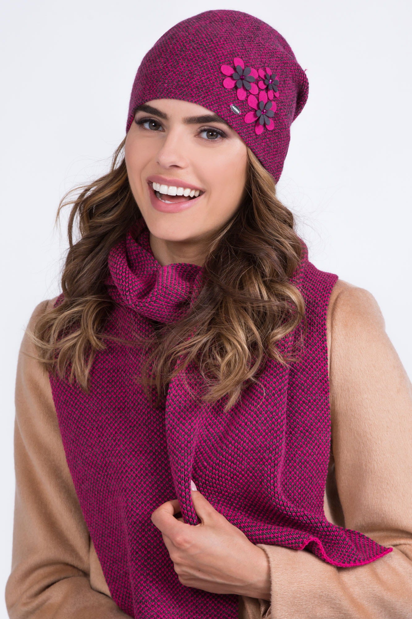 Detal czapki LUSI z aplikacjami kwiatowymi i perełkami, w uniwersalnym rozmiarze 54-60, dostępna w różnych kolorach | KAMEA | Spironik.pl