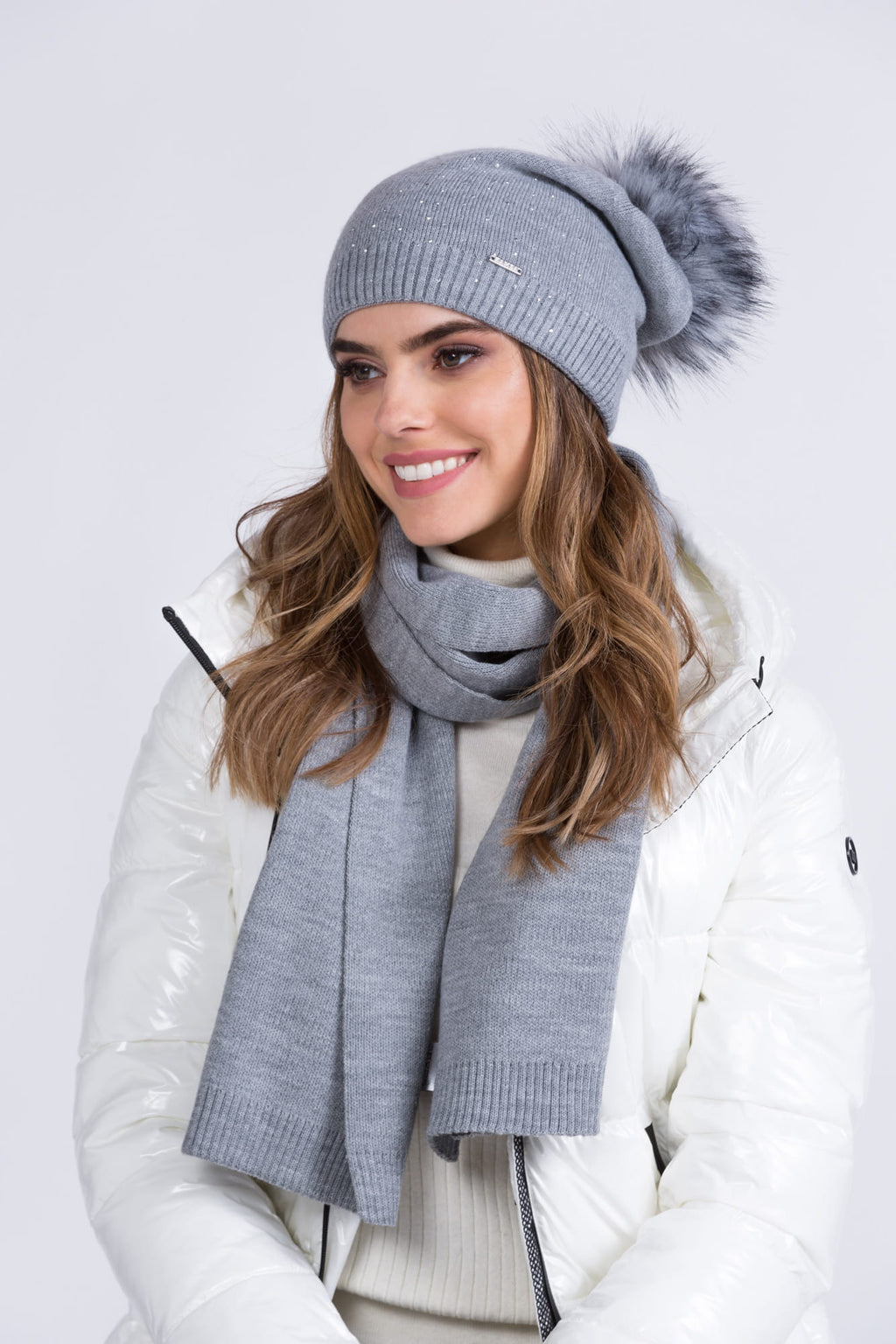 Čepice, Model: Maja, Barva: šedá, Složení materiálu: 100% Akryl, Velikost: Univerzální (54-60) (Čepice, fotografie 2)