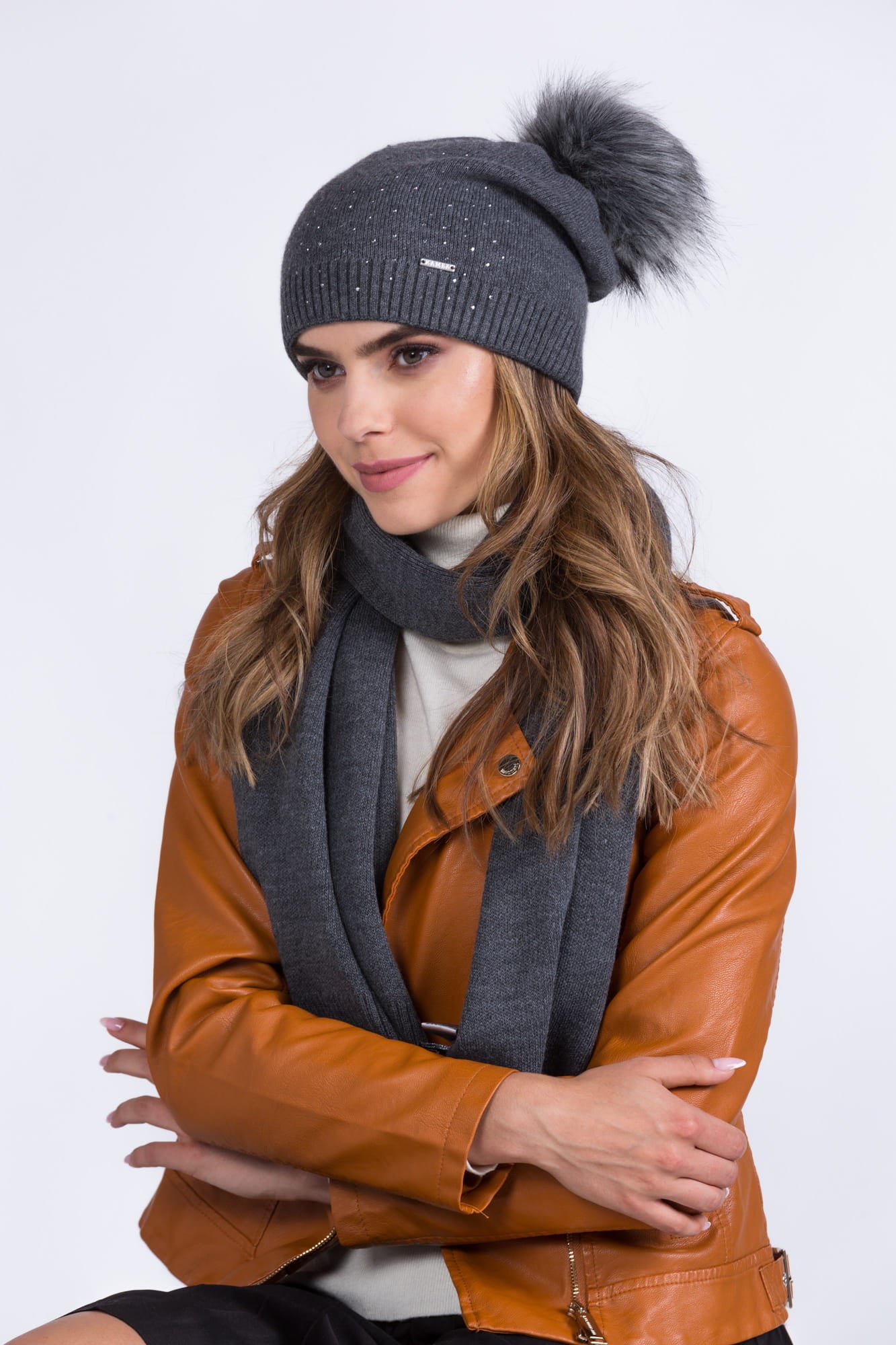 Detal czapki MAJA z podszewką, ściągaczem i połyskującymi cyrkonami, idealna na zimowe dni | KAMEA | Spironik.pl