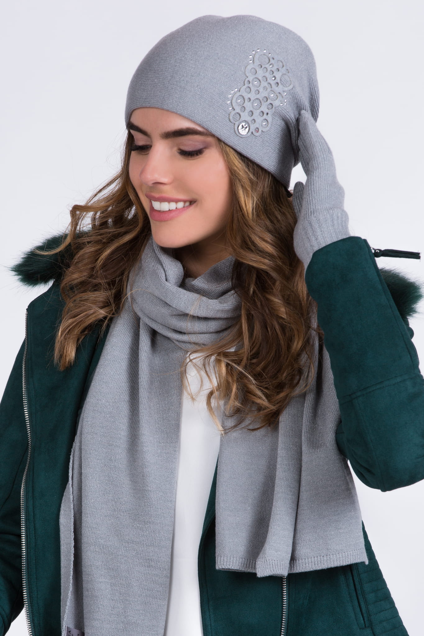 Detal czapki SERENA z połyskującymi cyrkoniami, prezentujący elegancki akcent na klasycznym fasonie | KAMEA | Spironik.pl