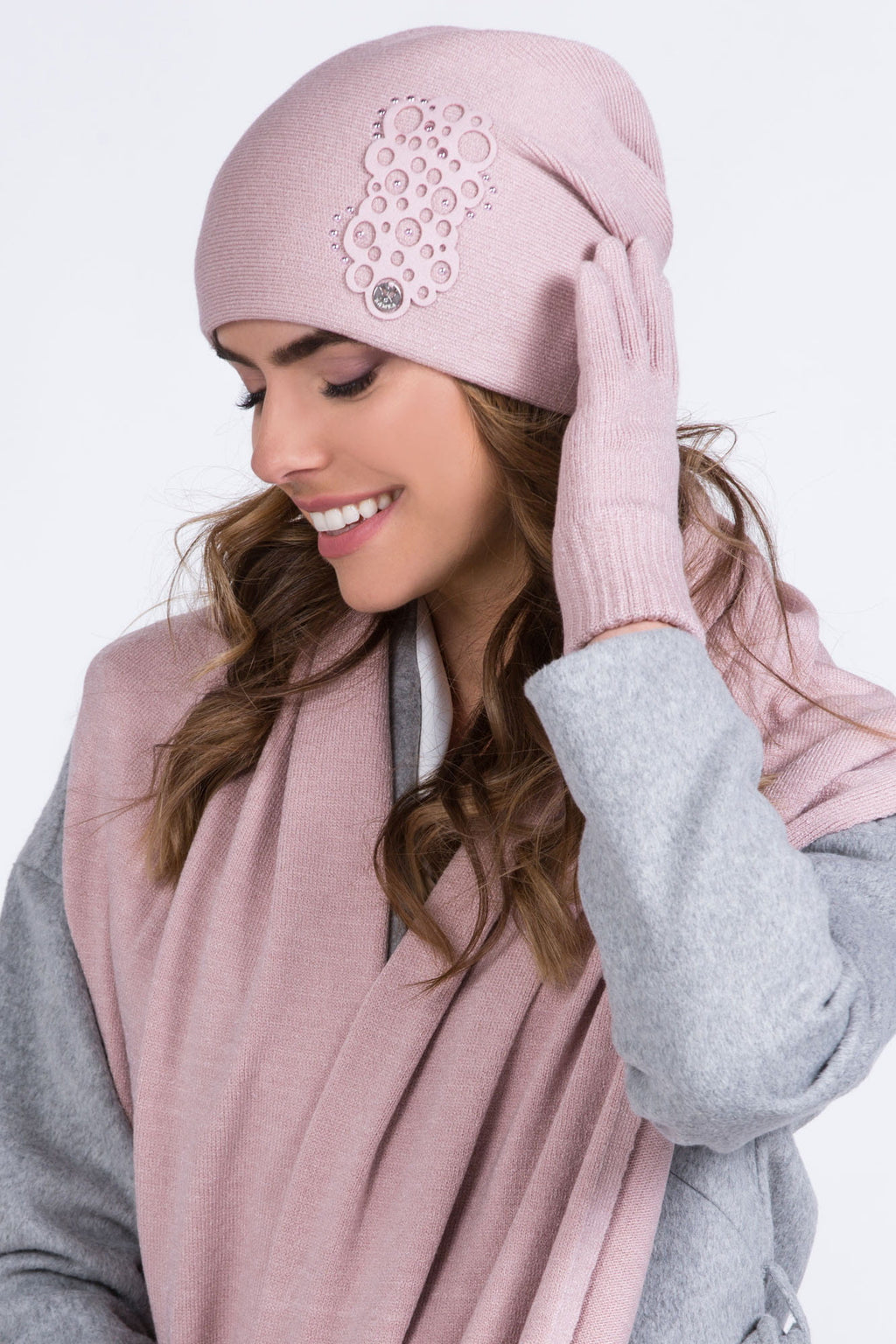 Klasyczna czapka SERENA w kolorze różowym, z ocieplającą podszewką i zaszewkami dla lepszego dopasowania | KAMEA | Spironik.pl