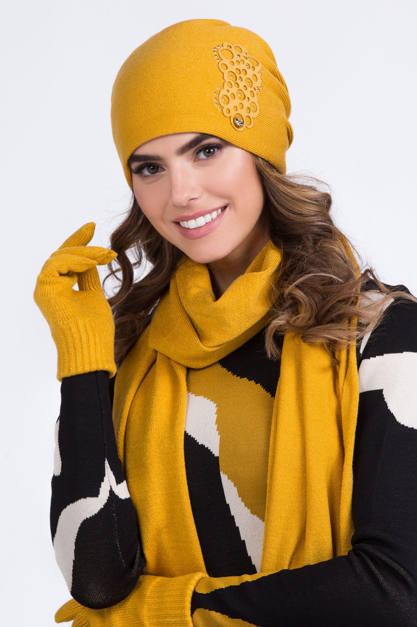 Detal czapki SERENA z cyrkoniami, ukazujący finezyjny krój i ocieplającą podszewkę od wewnątrz | KAMEA | Spironik.pl