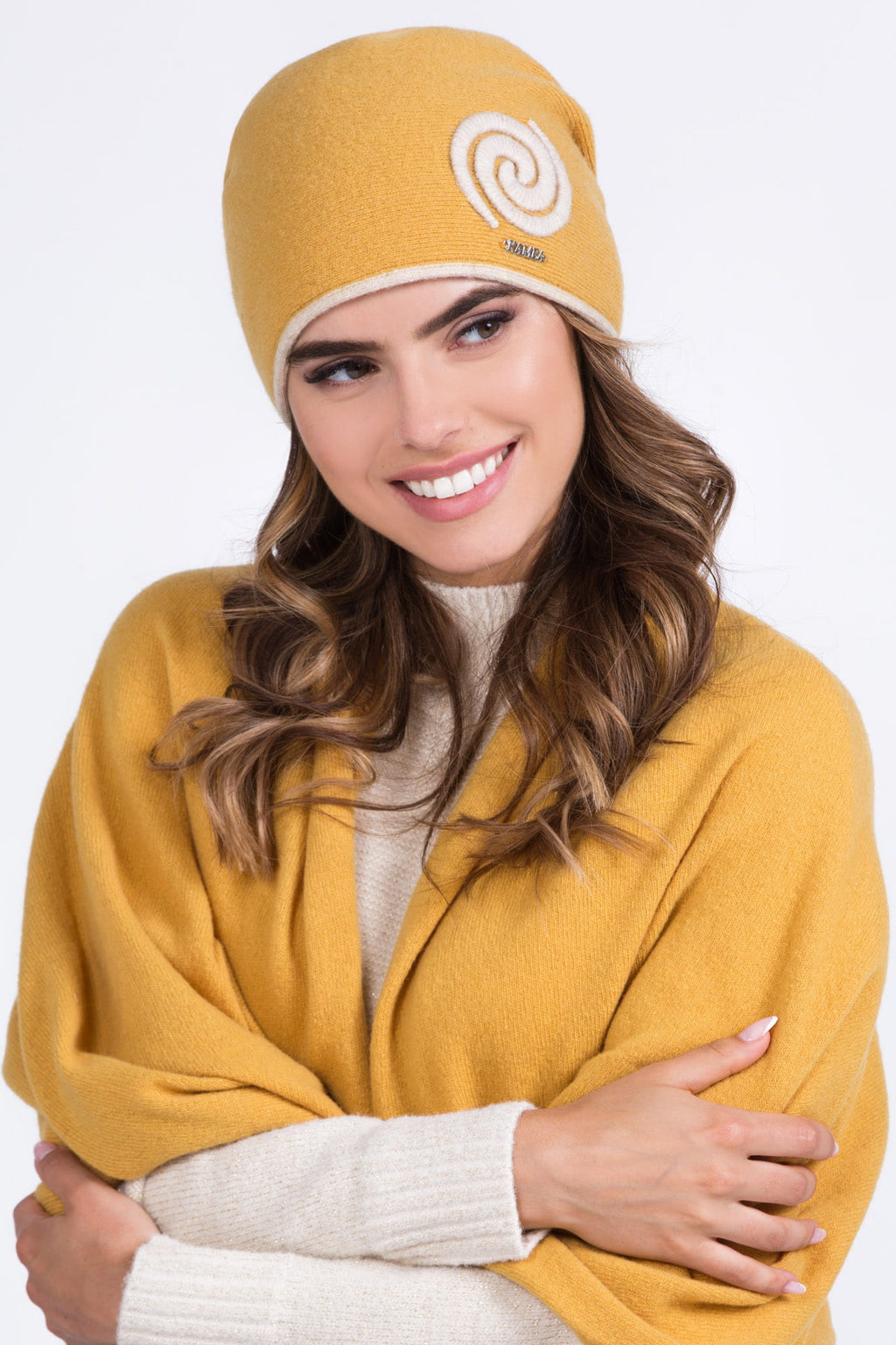 Czapka SZILA w kolorze musztardowym, z ocieplającą podszewką, idealnie dopasowująca się do głowy użytkownika | KAMEA | Spironik.pl