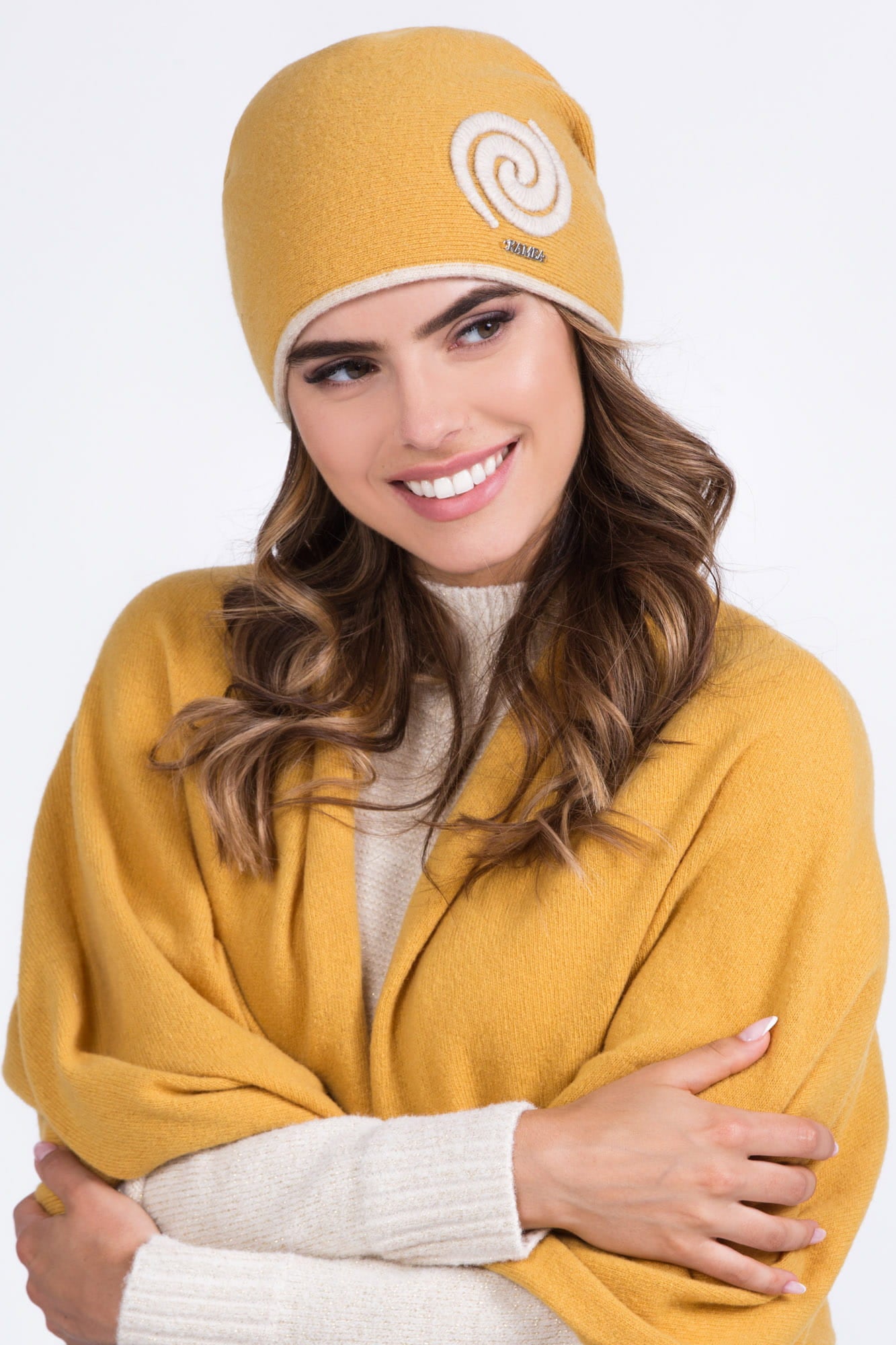 Czapka SZILA w kolorze musztardowym, z ocieplającą podszewką, idealnie dopasowująca się do głowy użytkownika | KAMEA | Spironik.pl