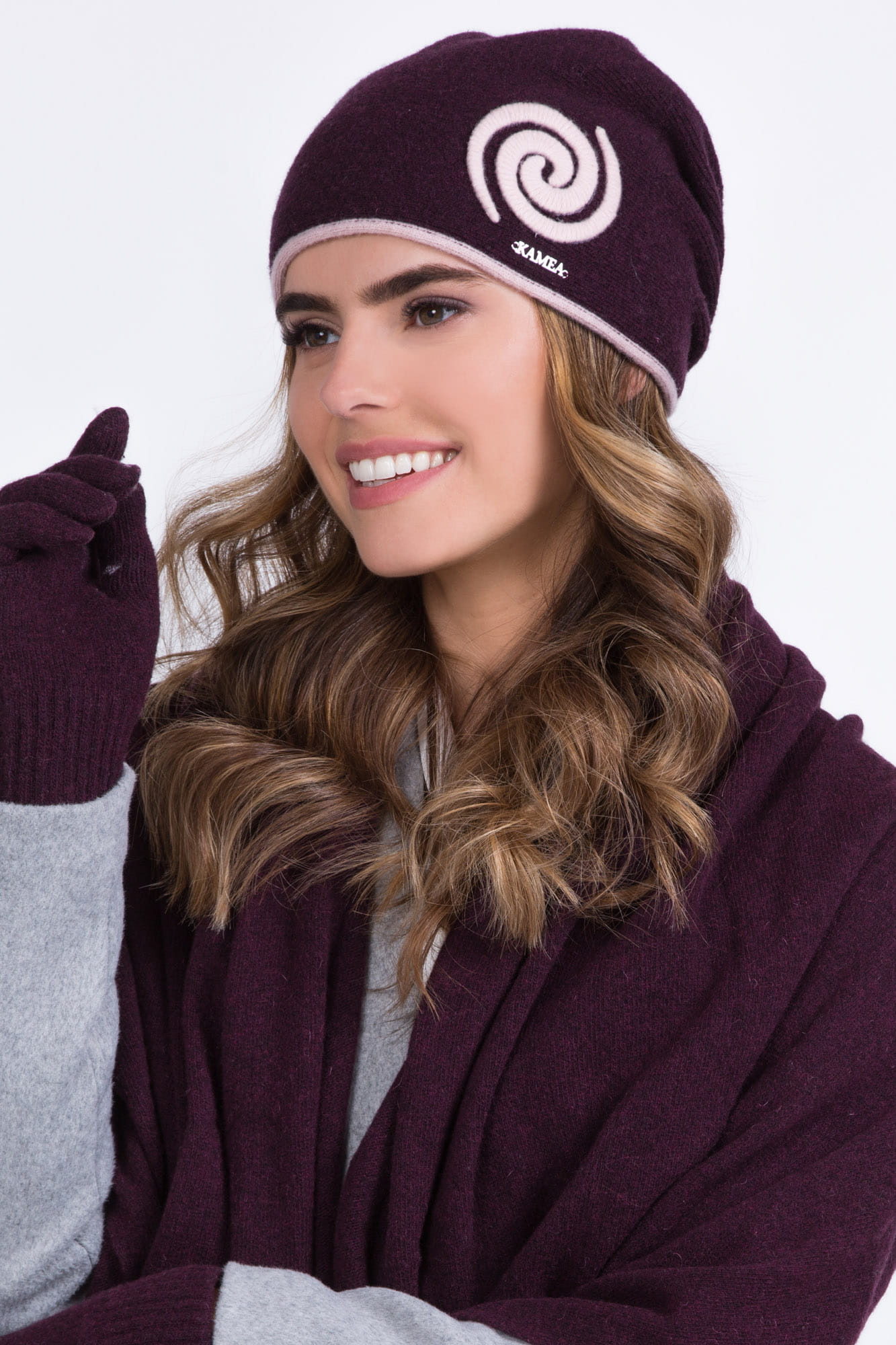 Czapka Damska, Model: Szila, Kolor: fioletowy, Skład materiału: 80% Wełna; 20% Poliamid, Rozmiar: Uniwersalny (54-60) (Czapka Damska, zdjęcie 2)
