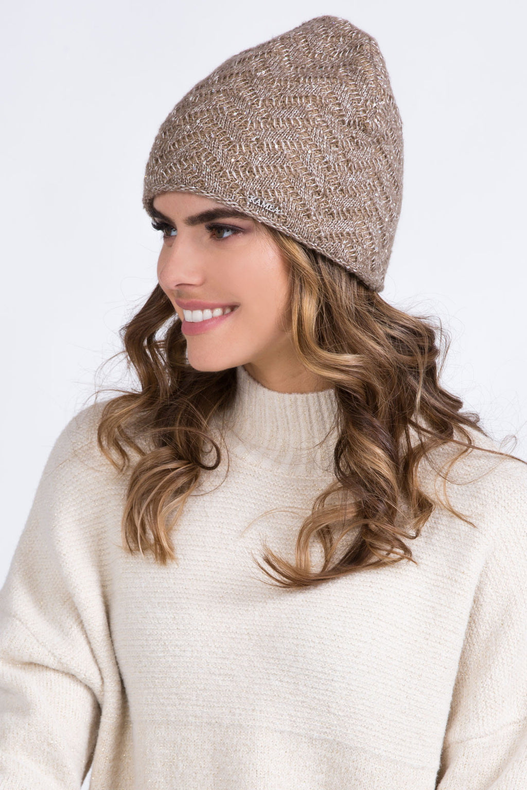 Czapka Damska, Model: Wenus, Kolor: ciemny beżowy, Skład materiału: 30% Wełna; 20% Poliester; 20%Poliakryl; 15% Moher; 15% Poliamid, Rozmiar: Uniwersalny (54-60) (Czapka Damska, zdjęcie 2)