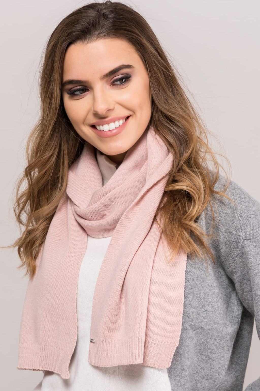 Model: Szalik-06, Kolor: różowy, Skład materiału: 50% Akryl; 30% Wełna; 20% Poliamid