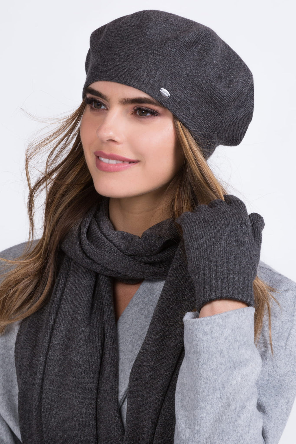Dámský baret, Model: Inezz, Barva: grafitová, Složení materiálu: 40% Akryl; 25% Viskóza; 20% Vlna; 15% Elastan, Určení: Podzim/Zima, Velikost: Univerzální (54-60) (Dámský baret, fotografie 2)