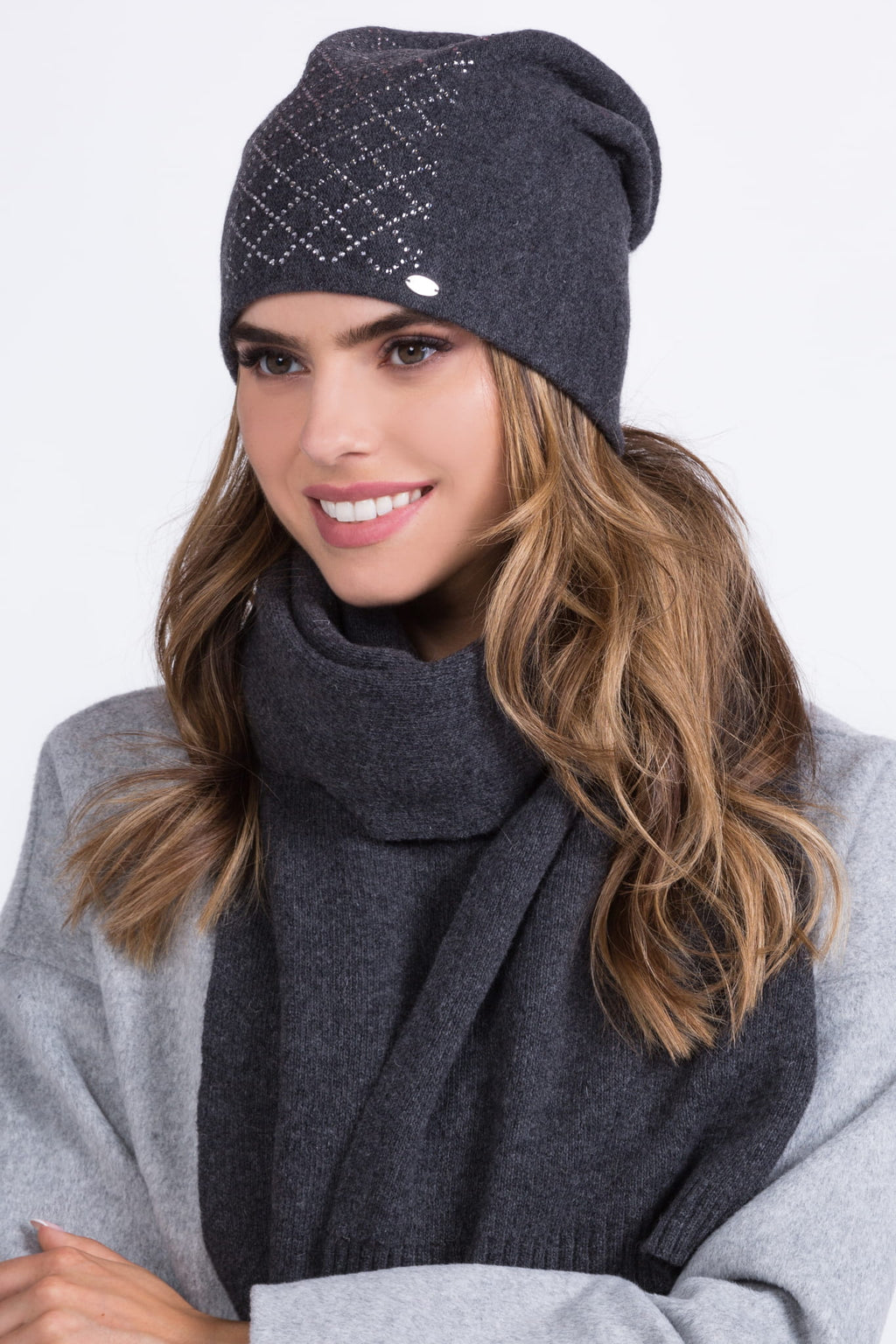 Detal czapki IRINA z połyskującym wzorem w kratę, wykonanej z wysokiej jakości materiałów | KAMEA | Spironik.pl