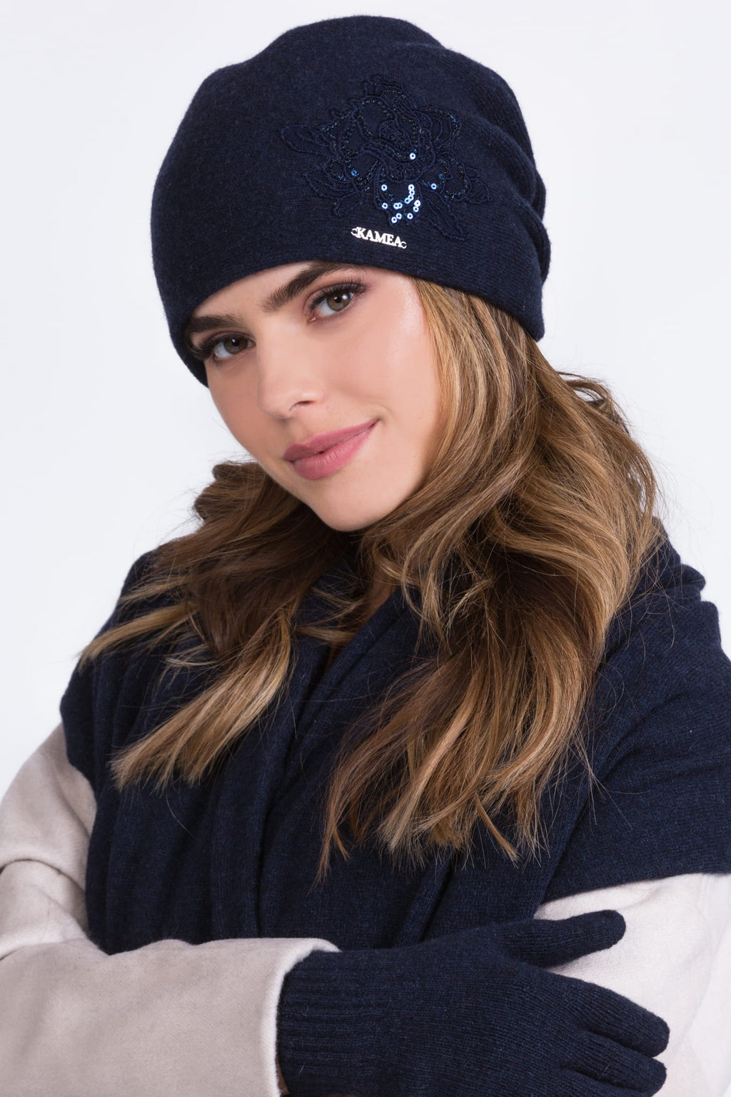 Czapka Lajla w kolorze granatowym, z ocieplającą podszewką, dostępna w uniwersalnym rozmiarze 54-60 | KAMEA | Spironik.pl