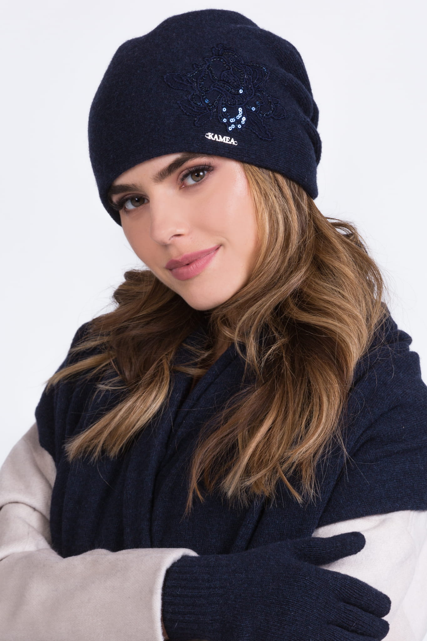 Czapka Lajla w kolorze granatowym, z ocieplającą podszewką, dostępna w uniwersalnym rozmiarze 54-60 | KAMEA | Spironik.pl