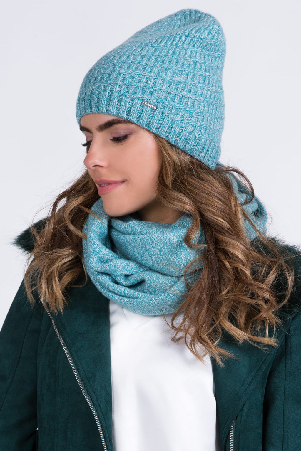 Czapka damska NEFRA w kolorze turkusowym, wykonana z 80% wełny, doskonale układa się na głowie | KAMEA | Spironik.pl