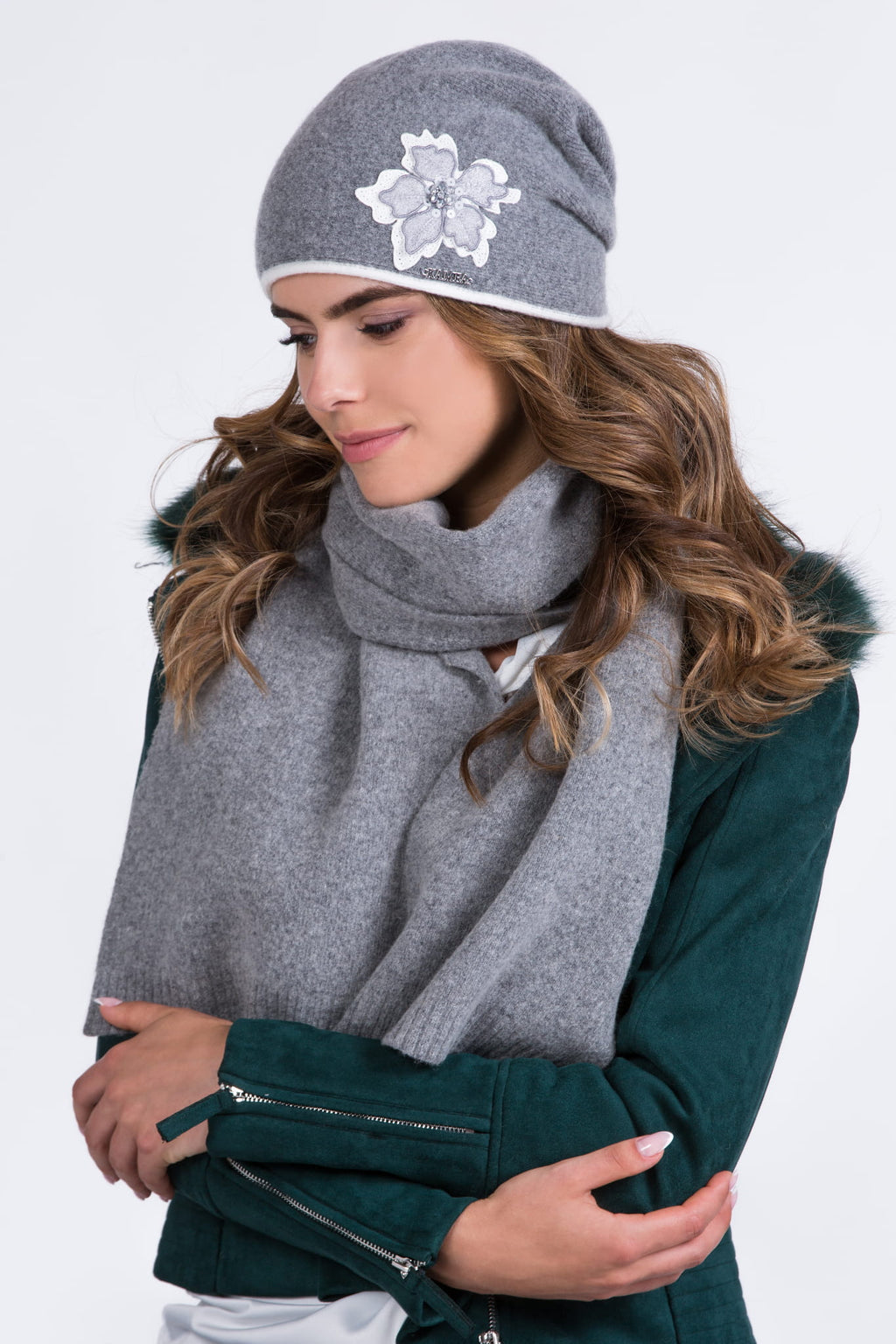 Detal czapki PANAMA z widoczną aplikacją kwiatu oraz kontrastowym wykończeniem brzegów | KAMEA | Spironik.pl