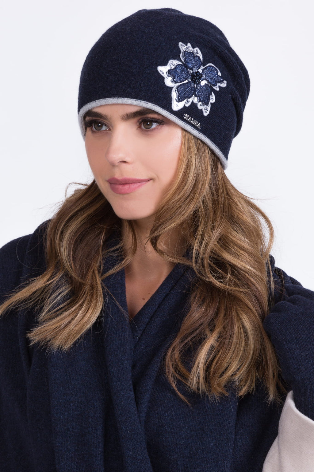 Detal czapki Panama w kolorze granatowym, z kontrastowym wykończeniem i ocieplającą podszewką | KAMEA | Spironik.pl