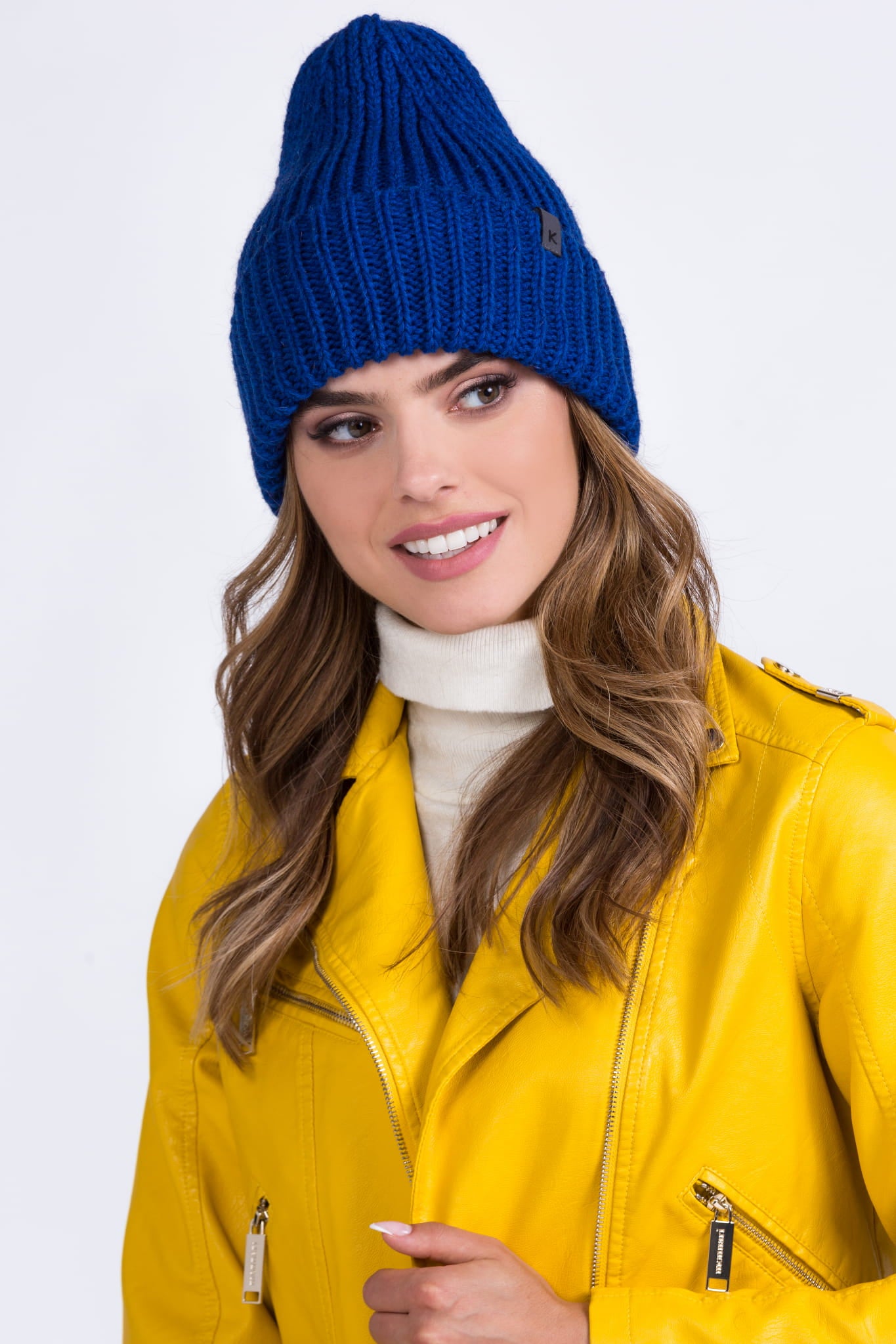 Detal czapki PUKA, ukazujący gruby splot i przyjemną fakturę materiału w odcieniu chabrowym | KAMEA | Spironik.pl