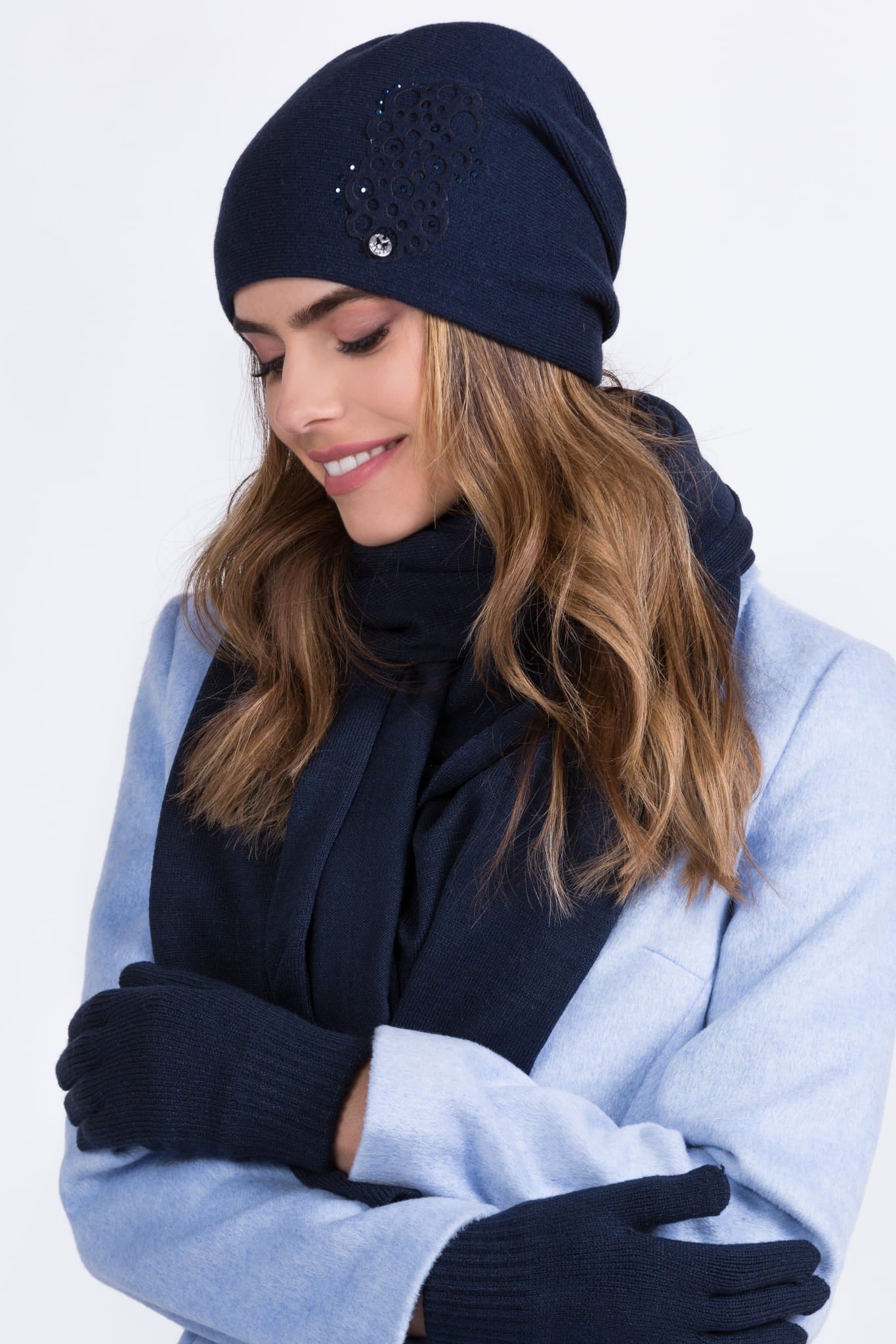 Klasyczna czapka SERENA w kolorze granatowym, idealnie dopasowująca się do głowy dzięki zaszewkom | KAMEA | Spironik.pl