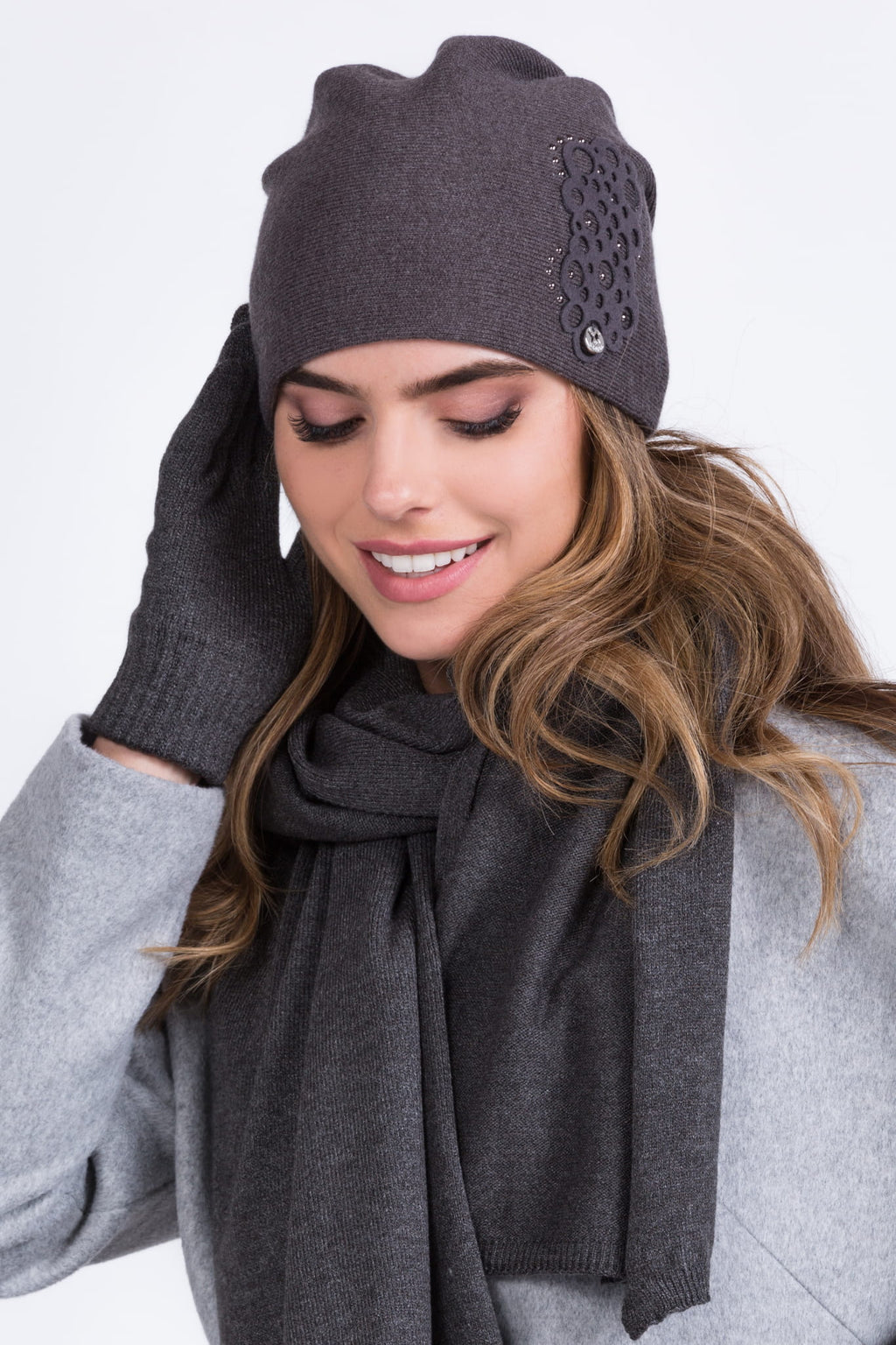 Detal czapki SERENA z aplikacją ozdobioną cyrkoniami, prezentujący elegancki design i staranne wykończenie | KAMEA | Spironik.pl