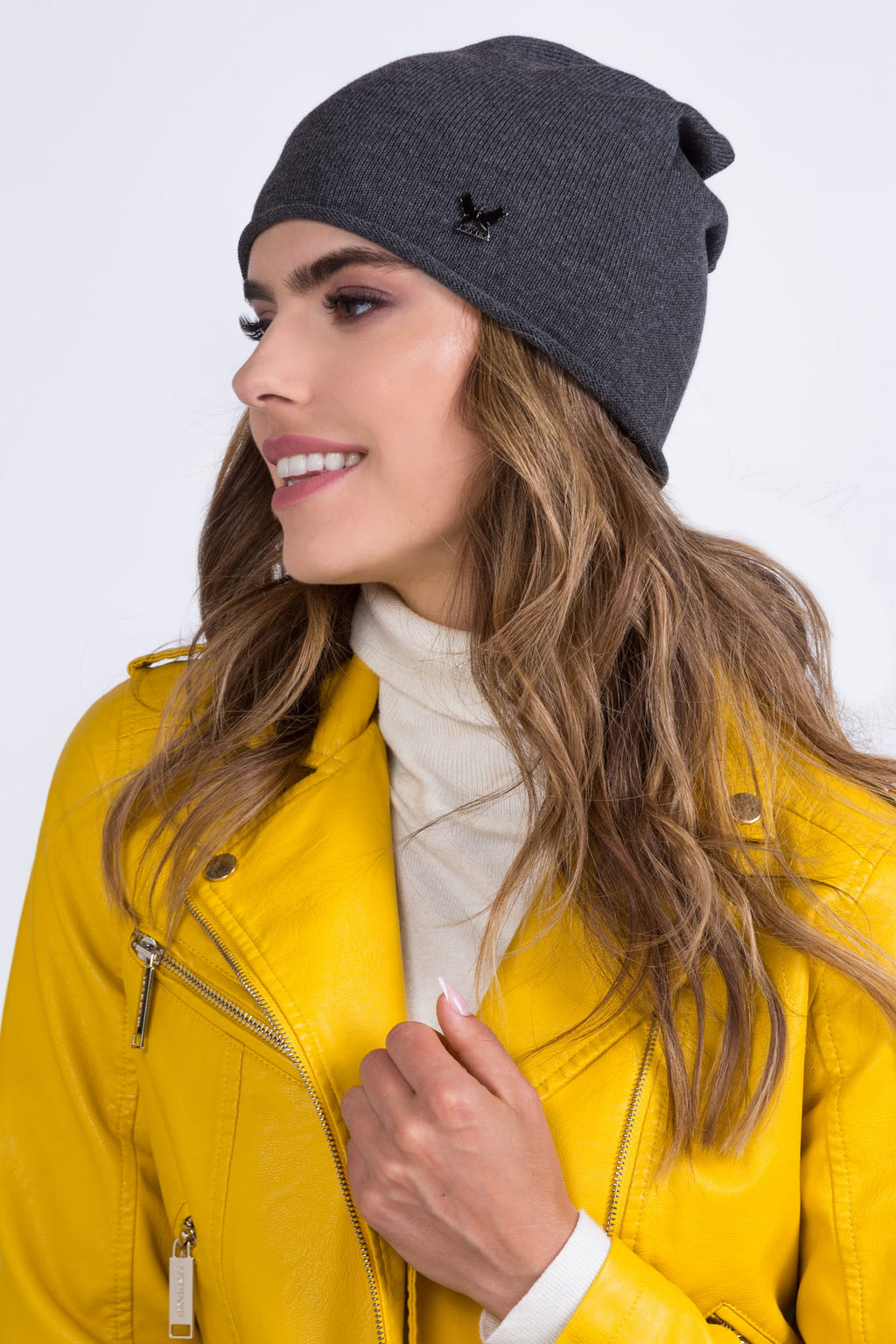 Grafitowa czapka TALULA z wiskozy, uniwersalny rozmiar, idealna dla alergików, z klasycznym kształtem | KAMEA | Spironik.pl