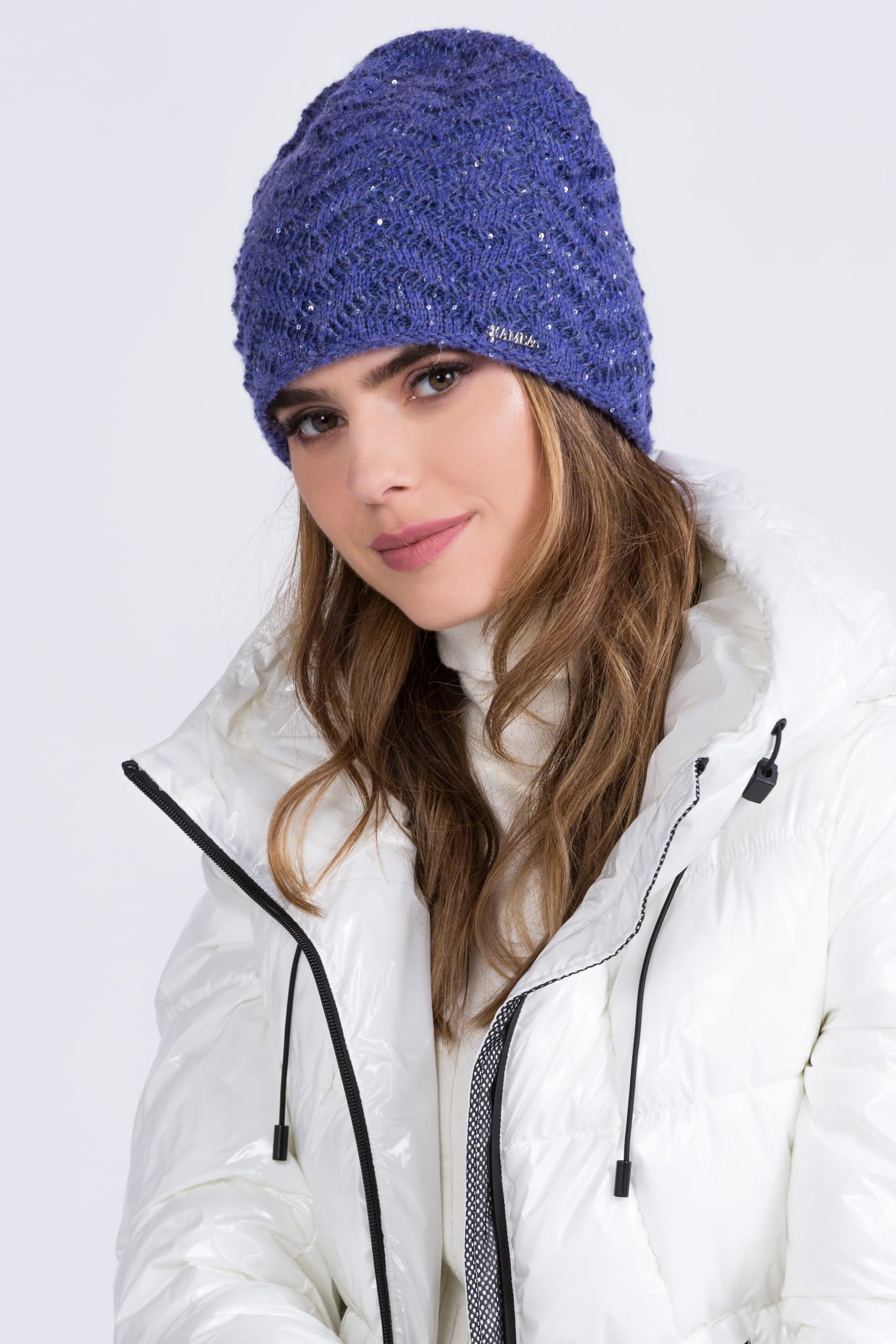 Detal fioletowej czapki Wenus, wykonanej z wełny i moheru, z podszewką dla dodatkowego ciepła | KAMEA | Spironik.pl