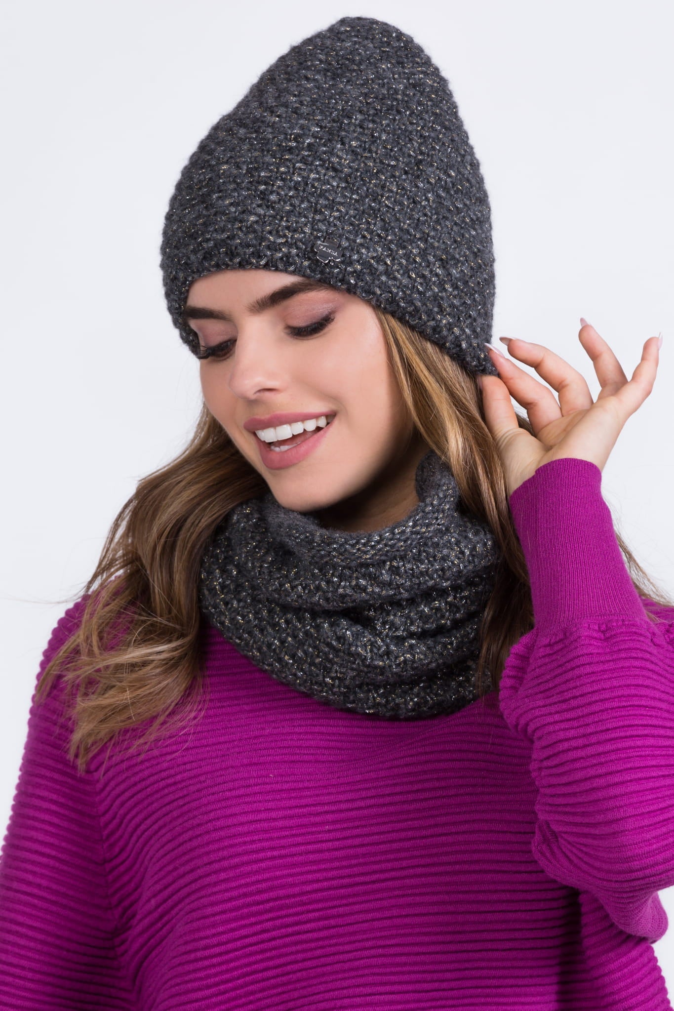 Detal czapki WILMA z miękką podszewką, srebrnym znaczkiem i unikalnym splotem w kolorze grafitowym | KAMEA | Spironik.pl