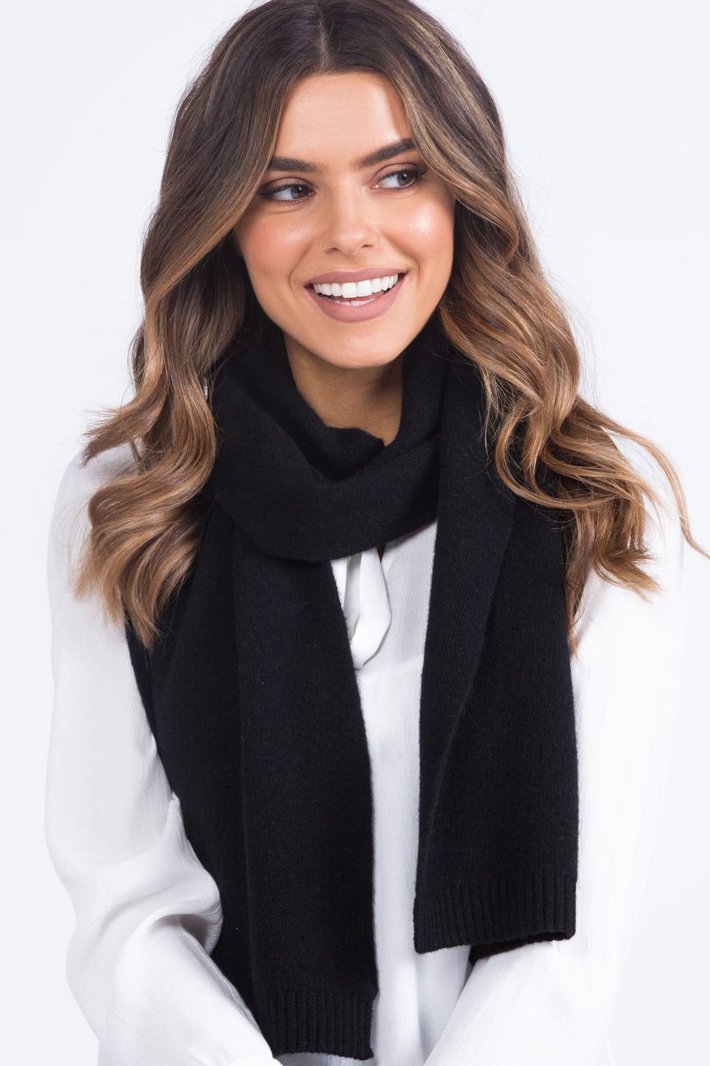 Model: Szalik-02, Kolor: czarny, Skład materiału: 80% Wełna; 20% Poliamid, Przeznaczenie: Jesień/Zima, Wymiary(długość/szerokość): 160cm/25cm