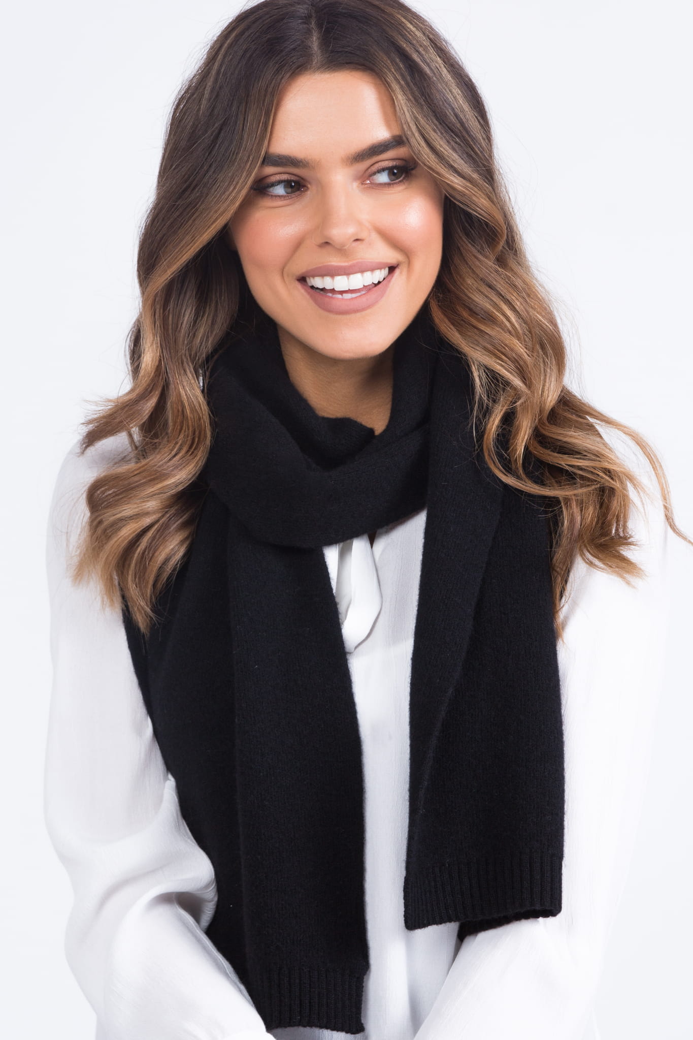 Model: Szalik-02, Kolor: czarny, Skład materiału: 80% Wełna; 20% Poliamid, Przeznaczenie: Jesień/Zima, Wymiary(długość/szerokość): 160cm/25cm