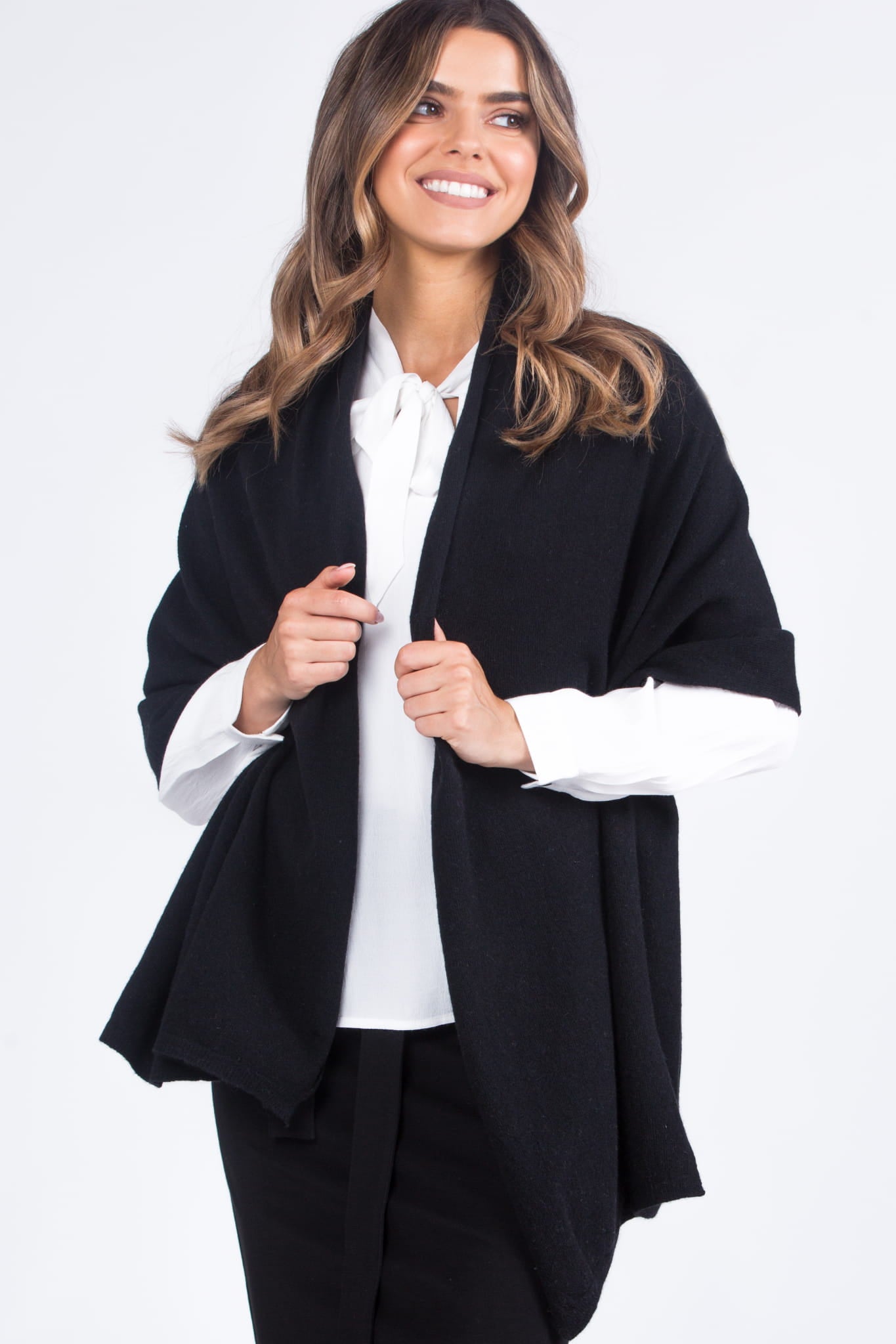 Model: Szalik-01, Kolor: czarny, Skład materiału: 80% Wełna; 20% Poliamid, Przeznaczenie: Jesień/Zima, Wymiary(długość/szerokość): 180cm/65cm