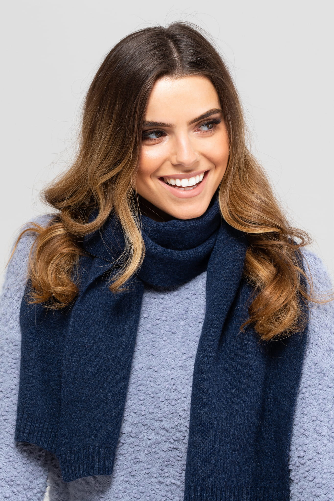 Szalik Damski, Model: Szalik-02, Kolor: granatowy, Skład materiału: 80% Wełna; 20% Poliamid, Przeznaczenie: Jesień/Zima, Wymiary(długość/szerokość): 160cm/25cm (Szalik Damski, zdjęcie 2)