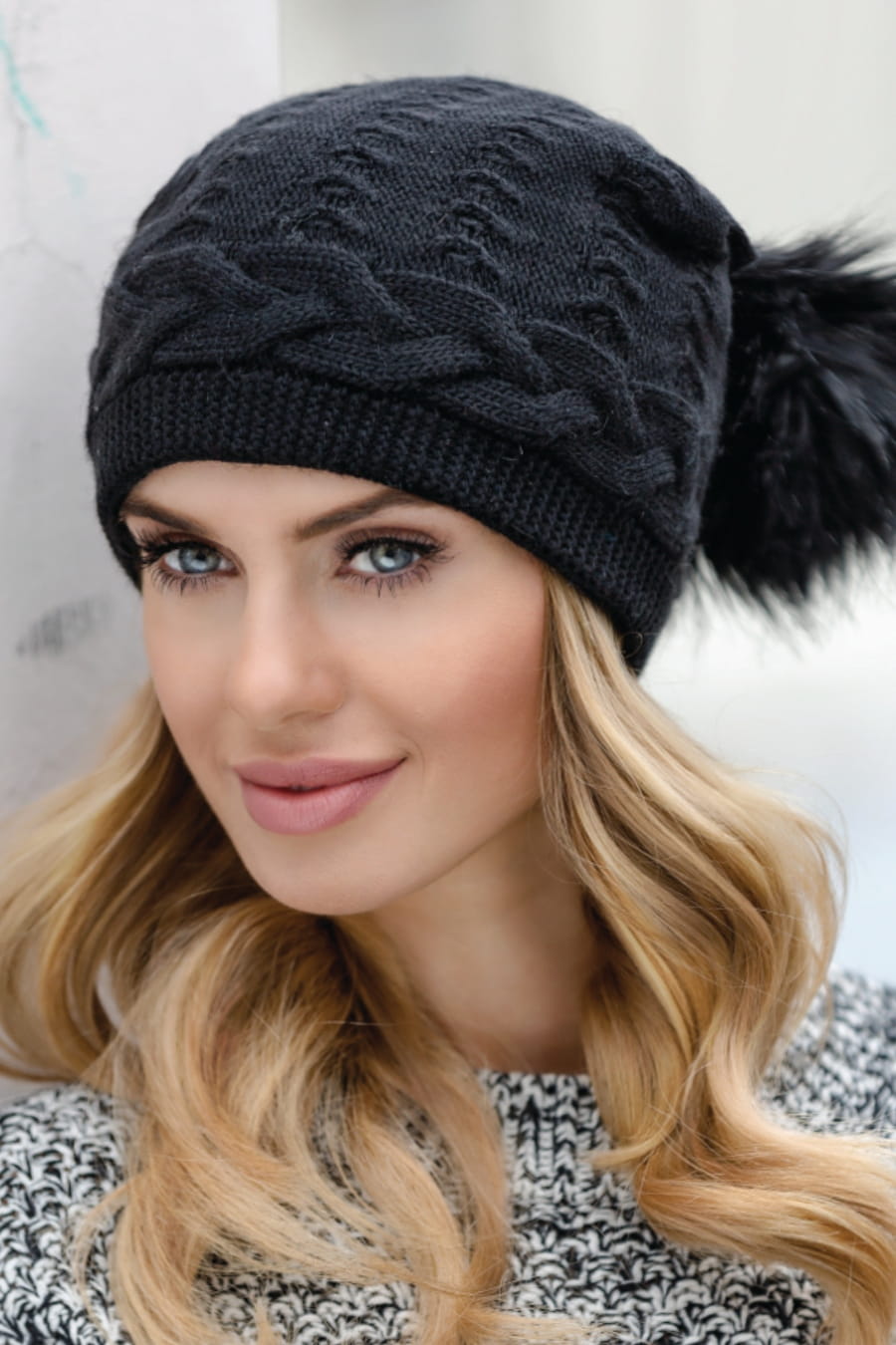 Czapka Damska, Model: Martyna, Kolor: czarny, Skład materiału: 50% Akryl; 20% Wełna; 15% Alpaka; 15% Wiskoza, Przeznaczenie: Jesień/Zima, Rozmiar: Uniwersalny (54-60) (Czapka Damska, zdjęcie 2)