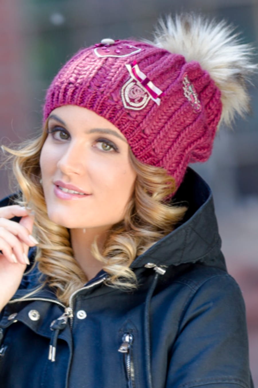 Czapka Damska, Model: Wanda, Kolor: malinowy, Skład materiału: 50% Wełna; 20% Alpaka; 20% Akryl; 10% Moher, Rozmiar: Uniwersalny (54-60) (Czapka Damska, zdjęcie 3)