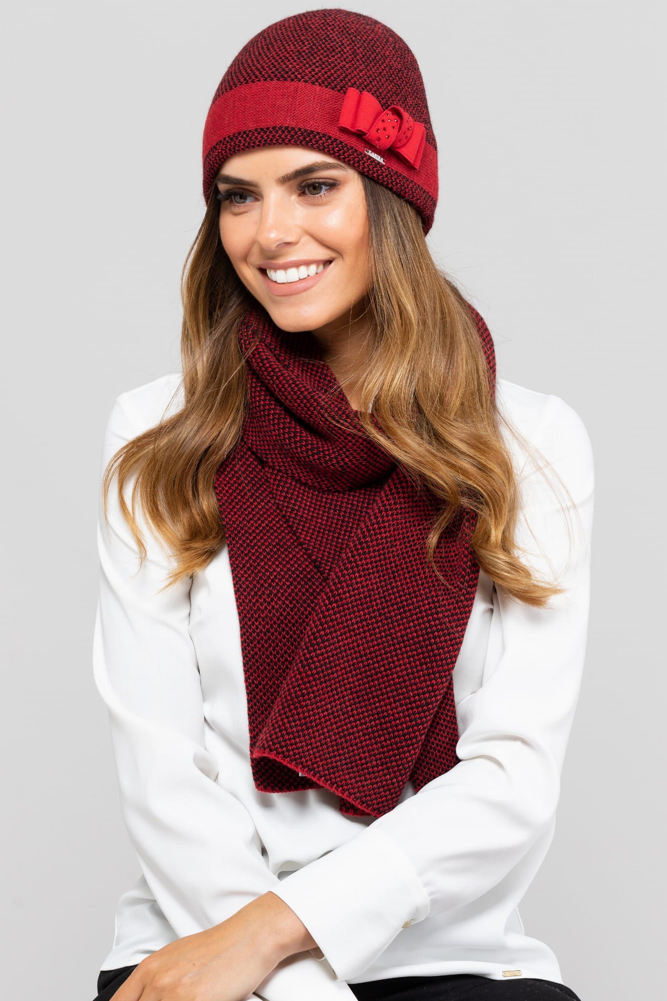 Detal czapki Katalonia z wysokiej jakości przędzy, ukazujący połyskujące dżety i przyjemną fakturę materiału | KAMEA | Spironik.pl