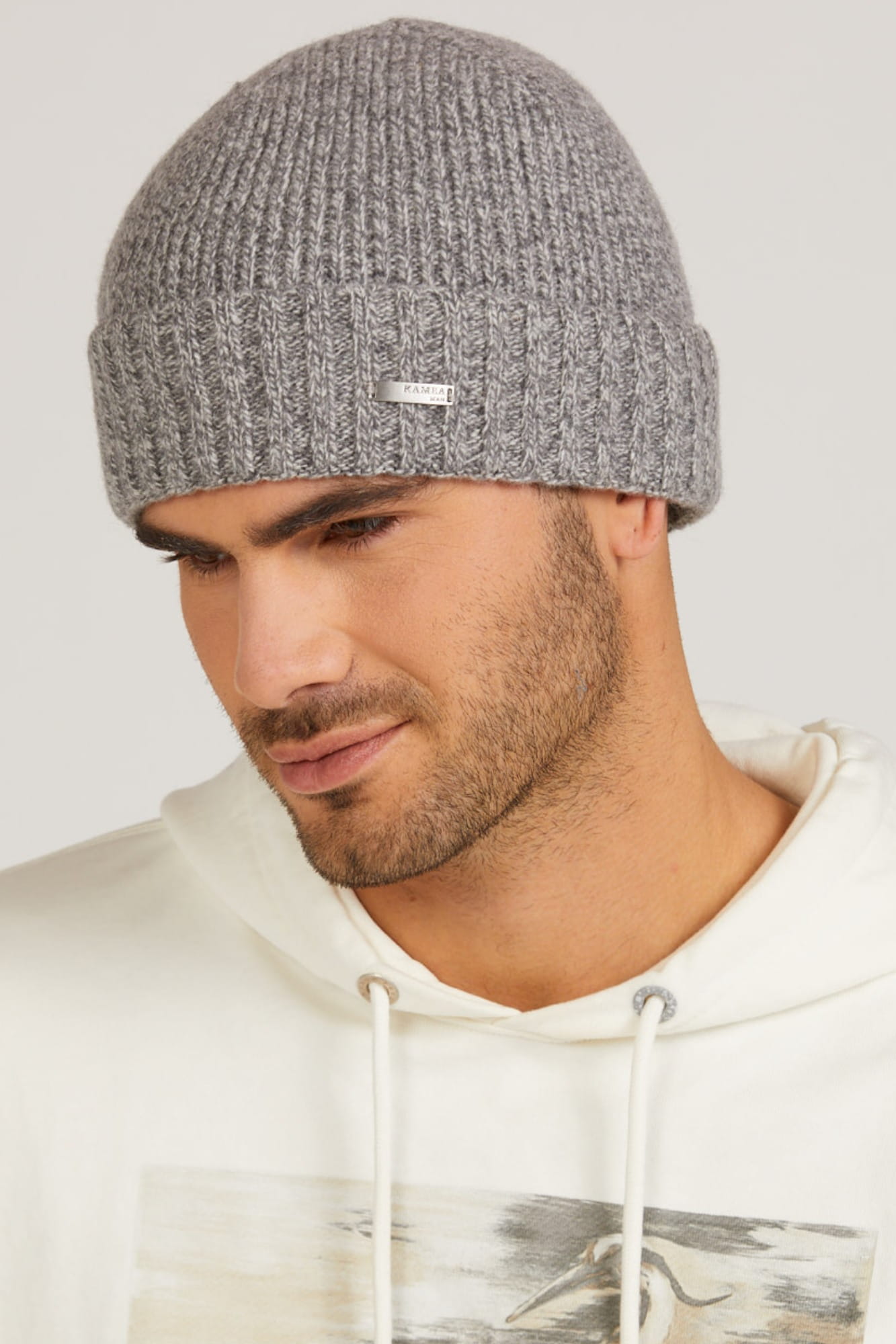 Detal szarej czapki BAFO, wykonanej z wełny i poliamidu, z widoczną fakturą materiału | KAMEA | Spironik.pl