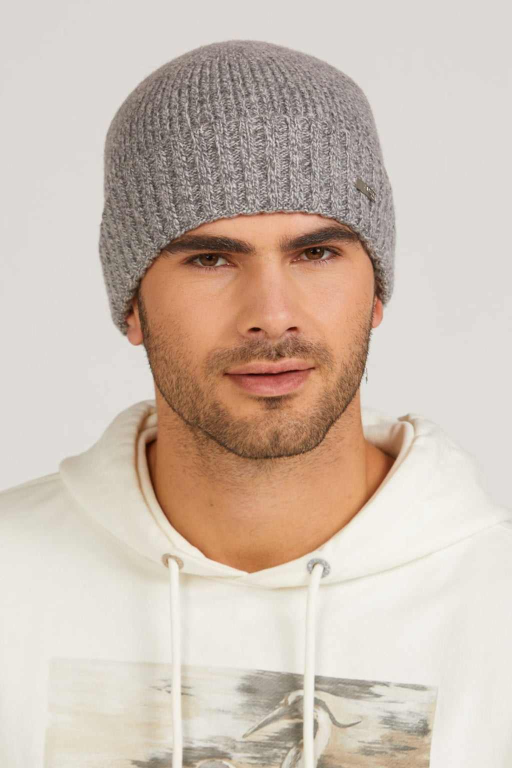 Czapka męska BAFO w szarym melanżu na głowie modela, idealna na zimowe dni | KAMEA | Spironik.pl