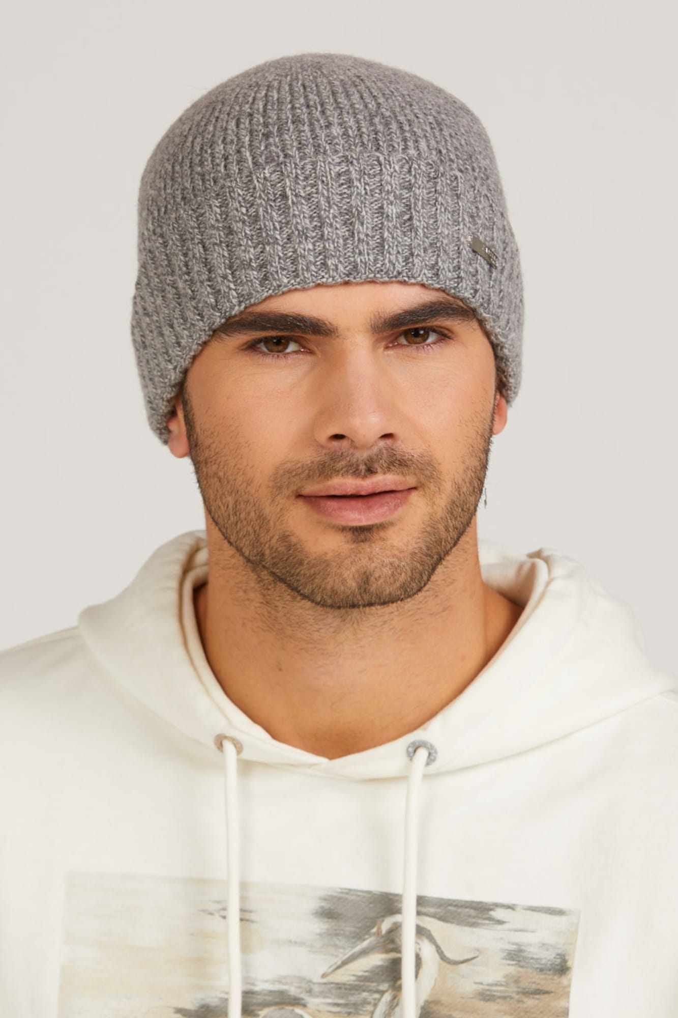 Czapka męska BAFO w szarym melanżu na głowie modela, idealna na zimowe dni | KAMEA | Spironik.pl