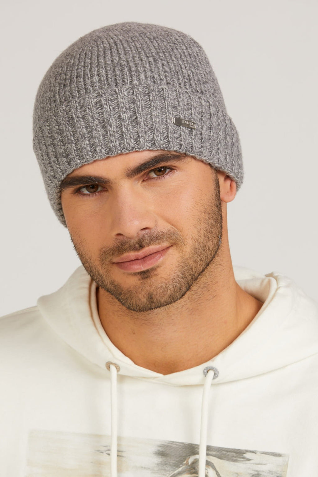 Bok czapki BAFO w kolorze szarym, ukazujący jej klasyczny krój i wykończenie | KAMEA | Spironik.pl