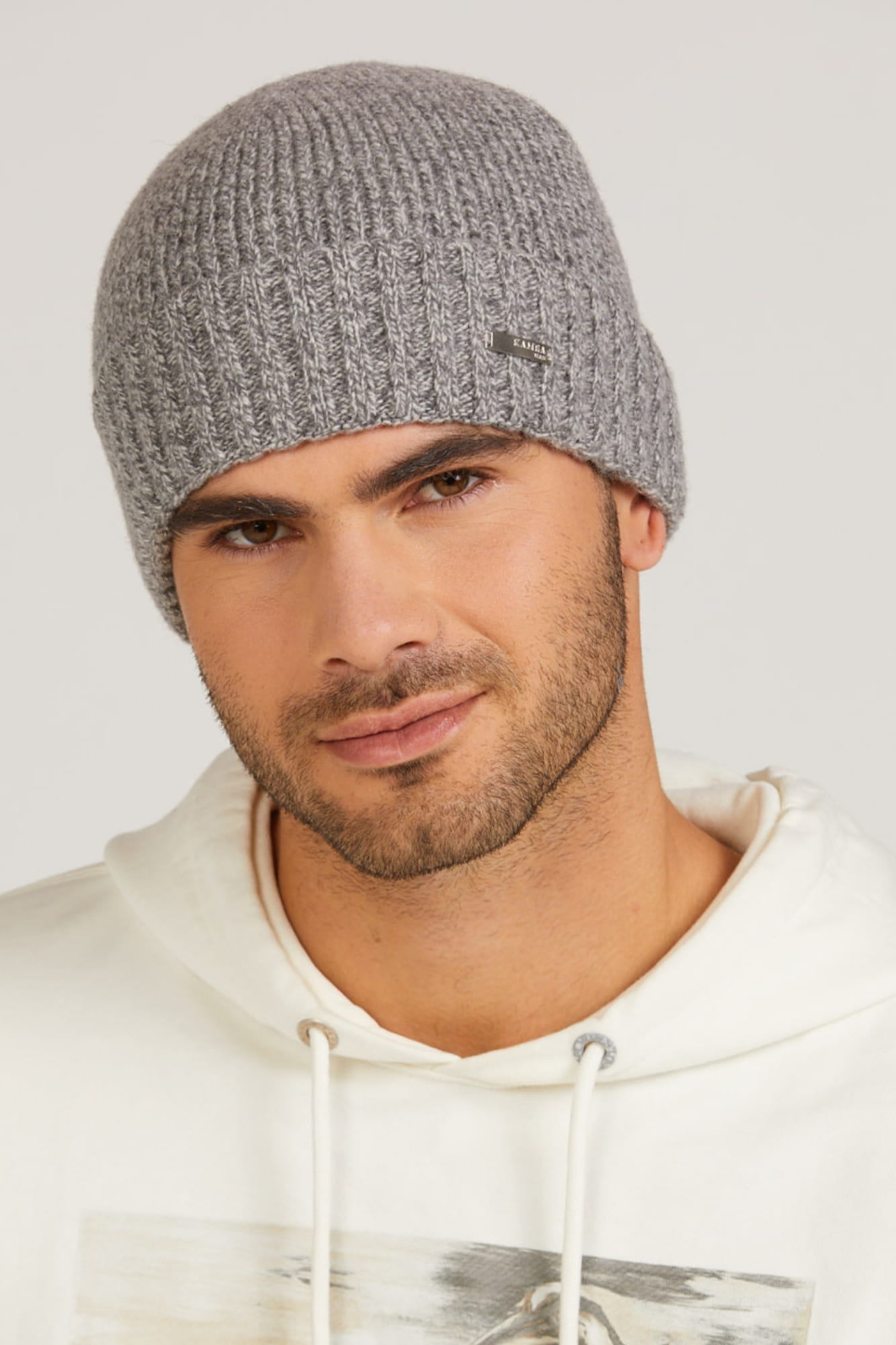 Bok czapki BAFO w kolorze szarym, ukazujący jej klasyczny krój i wykończenie | KAMEA | Spironik.pl