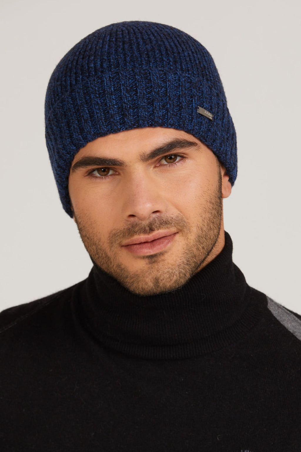 Detal czapki BAFO, ukazujący wysokiej jakości wełnianą przędzę i firmowy znaczek | KAMEA | Spironik.pl