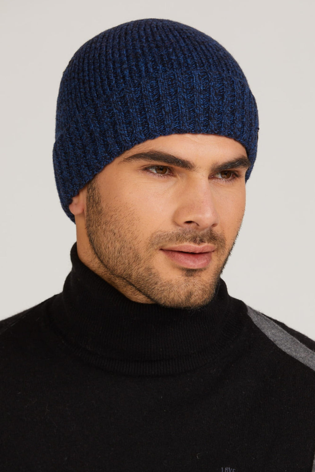 Czapka BAFO na głowie mężczyzny, prezentująca uniwersalny rozmiar i modny design | KAMEA | Spironik.pl