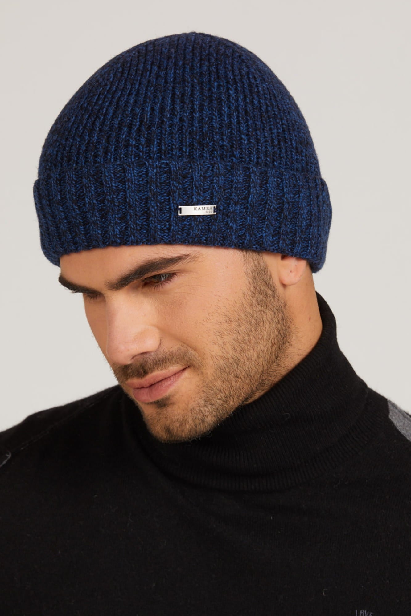 Bok czapki BAFO w granatowym melanżu, ukazujący jej grubość i komfort noszenia | KAMEA | Spironik.pl