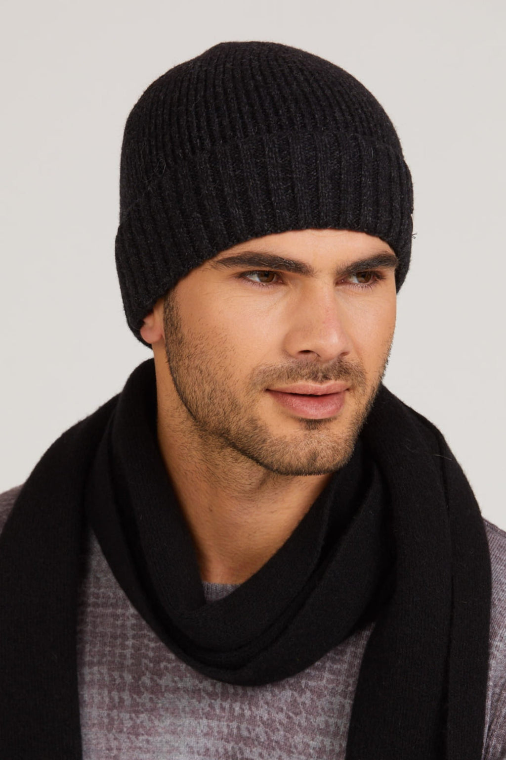 Czapka BAFO na głowie mężczyzny, prezentująca uniwersalny rozmiar i komfort noszenia w zimowe dni | KAMEA | Spironik.pl