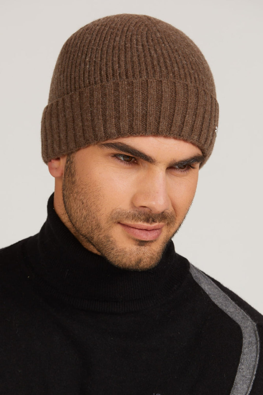 Czapka Carlos w jasnym brązie, wykonana z wysokiej jakości wełny, widok na fakturę materiału | KAMEA | Spironik.pl