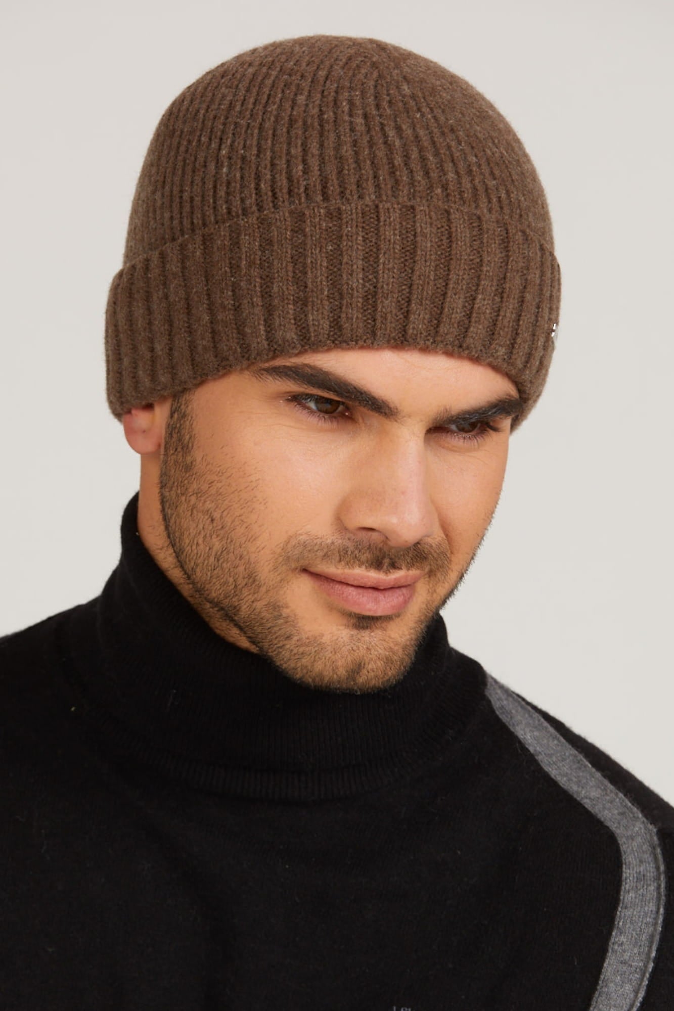 Czapka Carlos w jasnym brązie, wykonana z wysokiej jakości wełny, widok na fakturę materiału | KAMEA | Spironik.pl