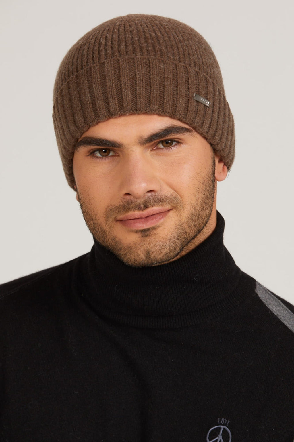 Detal brzeg czapki Carlos, modnie wywinięty ku górze, w kolorze jasnego brązu | KAMEA | Spironik.pl