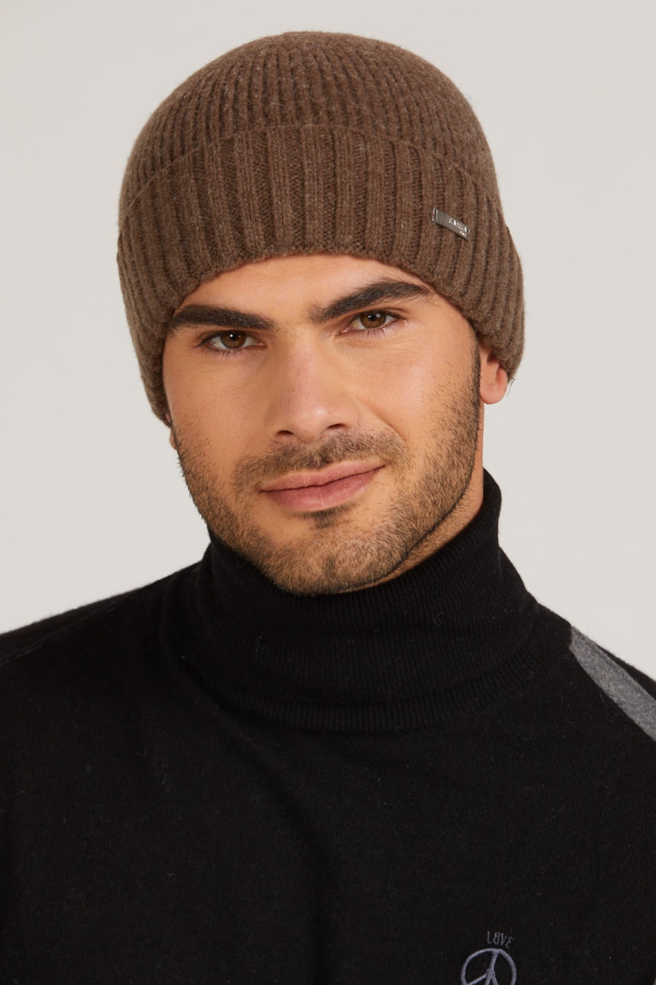 Detal brzeg czapki Carlos, modnie wywinięty ku górze, w kolorze jasnego brązu | KAMEA | Spironik.pl