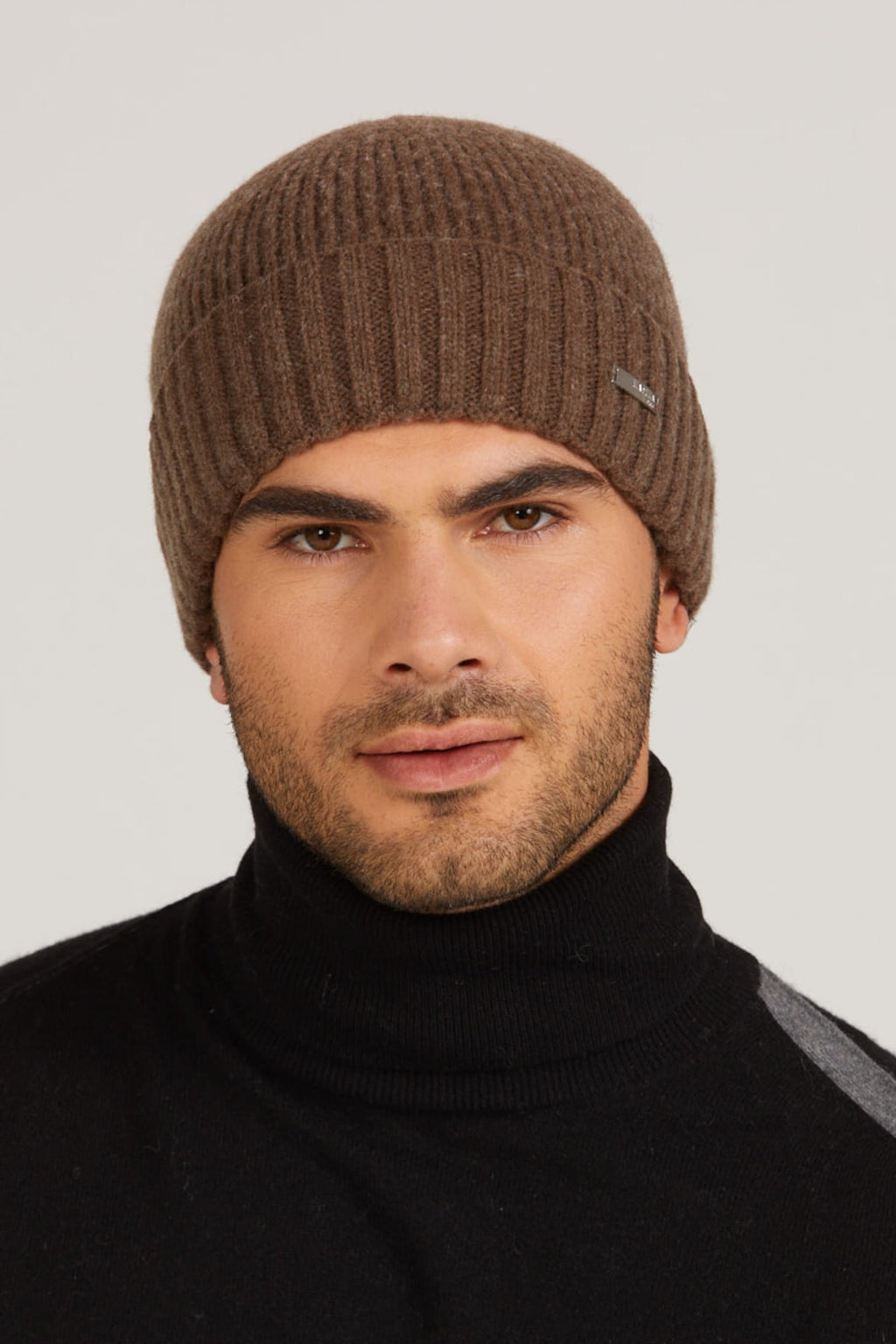 Widok boczny czapki zimowej Carlos, ukazujący jej klasyczny krój i materiał | KAMEA | Spironik.pl