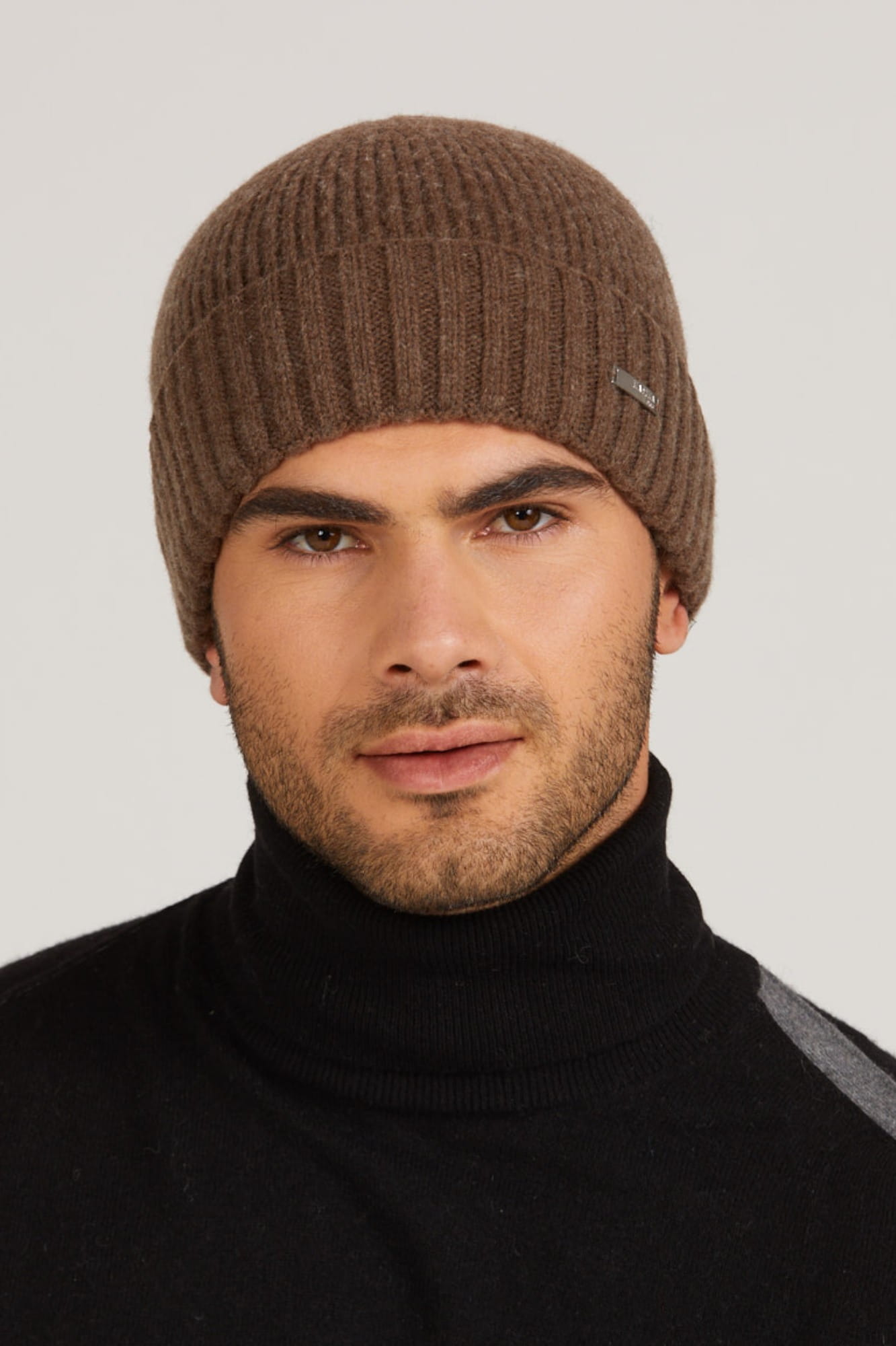 Widok boczny czapki zimowej Carlos, ukazujący jej klasyczny krój i materiał | KAMEA | Spironik.pl