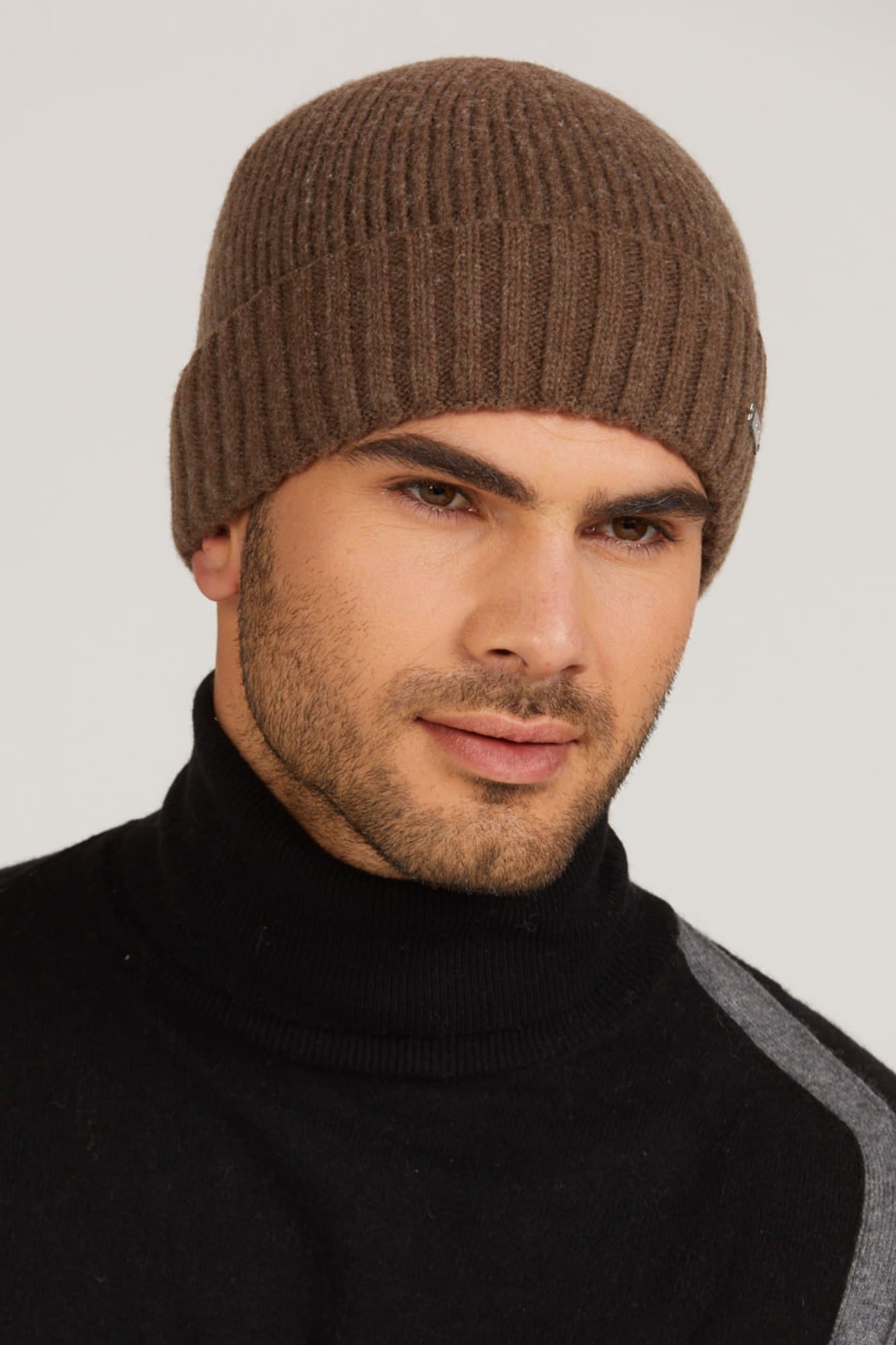 Czapka męska Carlos w użyciu, zapewniająca komfort i ciepło w zimowe dni | KAMEA | Spironik.pl